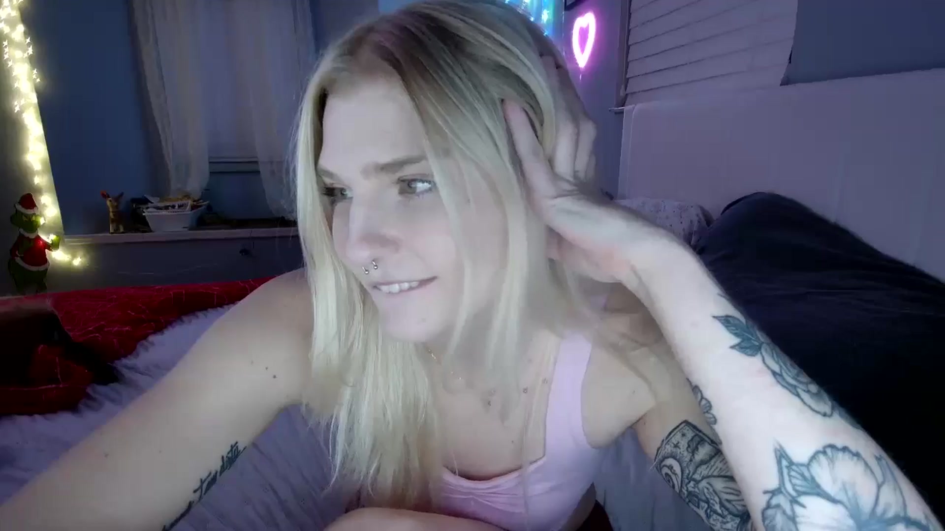 Gallery image thumbnail from DuckChan0's myfreecams stream on, 11/25/2024, 24:32 image 15 of 20