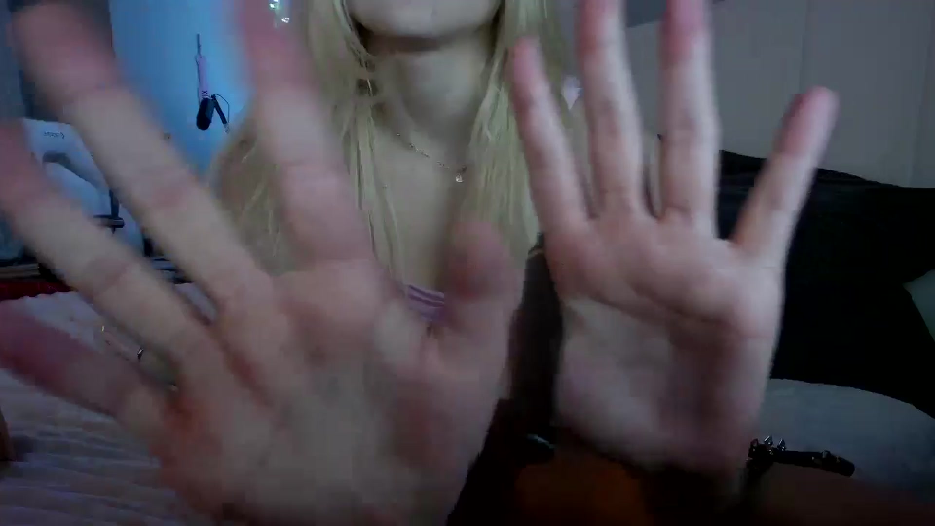 Gallery image thumbnail from DuckChan0's myfreecams stream on, 11/25/2024, 24:32 image 19 of 20