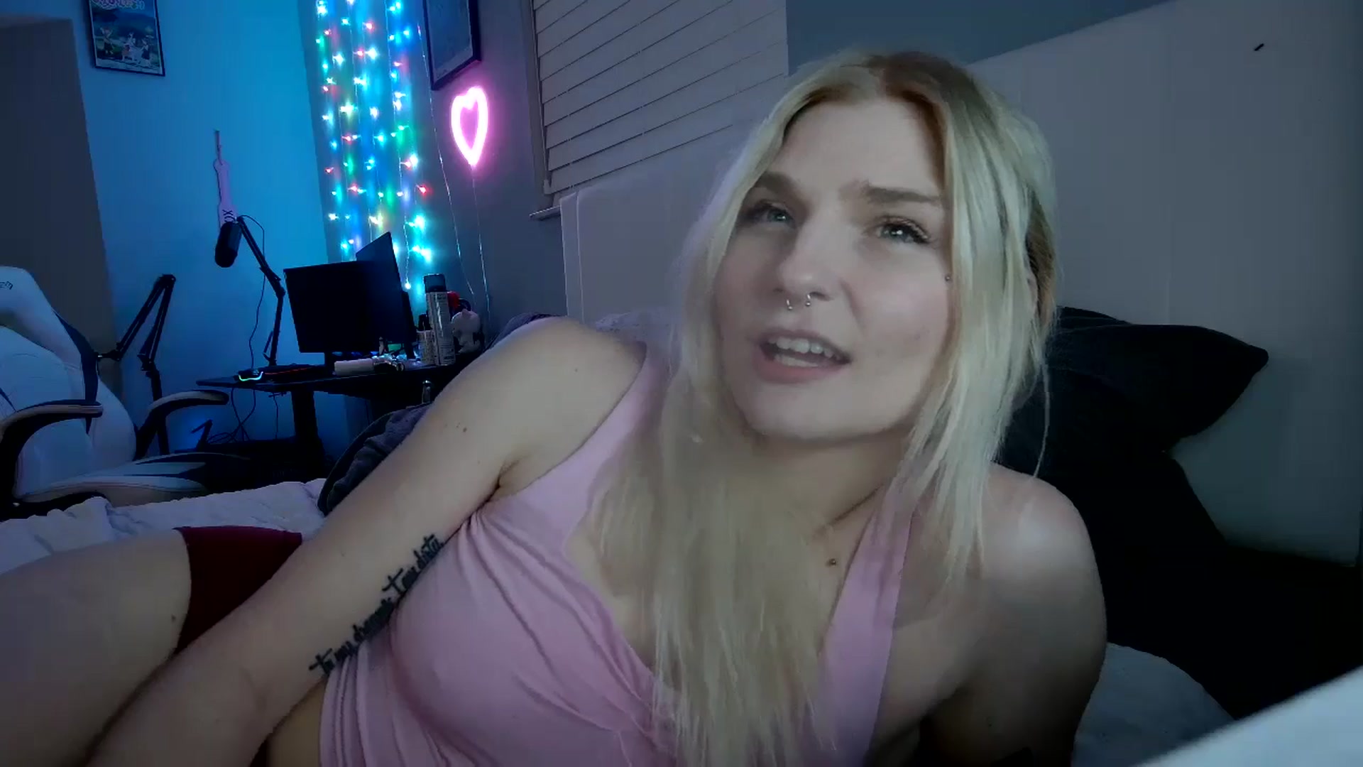 Gallery image thumbnail from DuckChan0's myfreecams stream on, 11/25/2024, 24:32 image 17 of 20