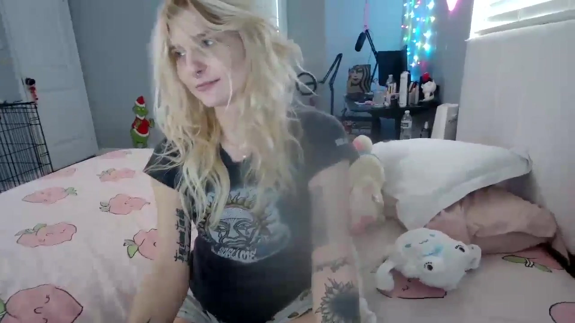 Gallery image thumbnail from DuckChan0's myfreecams stream on, 11/26/2024, 14:25 image 3 of 20