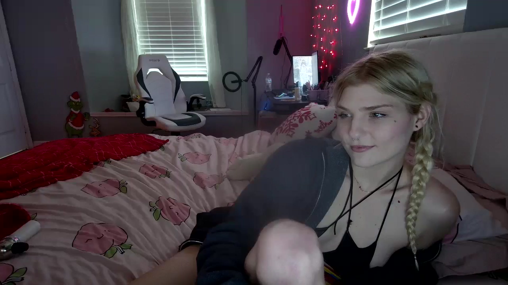 Gallery image thumbnail from DuckChan0's myfreecams stream on, 11/29/2024, 17:59 image 13 of 20