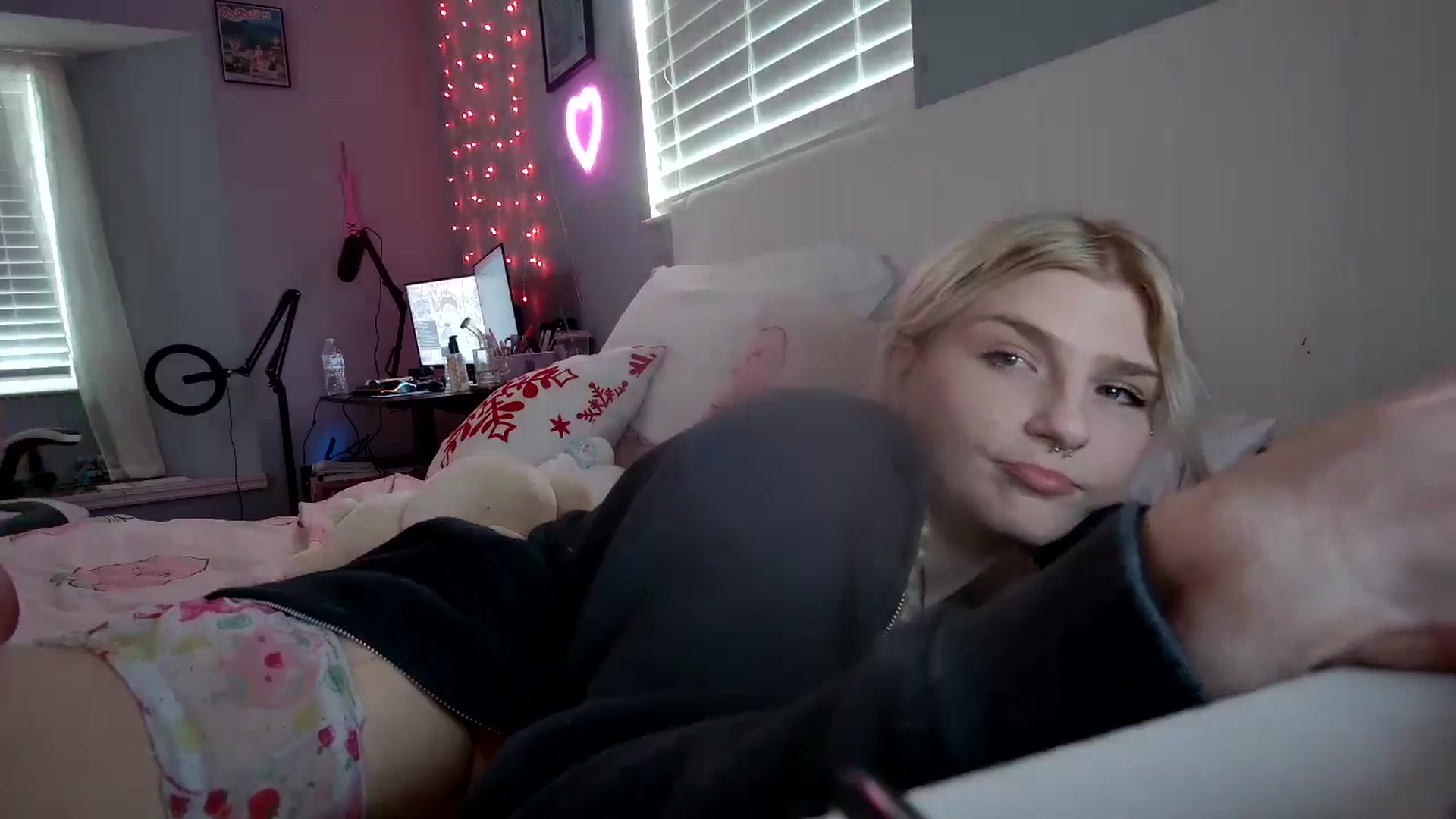 Gallery image thumbnail from DuckChan0's myfreecams stream on, 11/29/2024, 17:59 image 5 of 20
