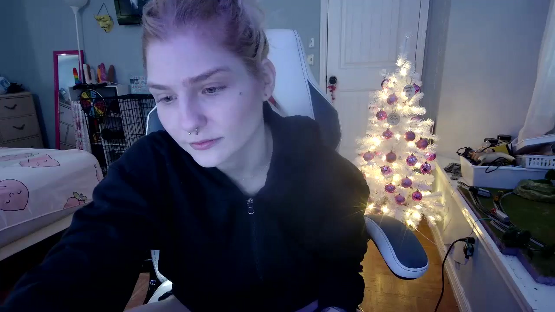 Gallery image thumbnail from DuckChan0's myfreecams stream on, 12/03/2024, 16:51 image 4 of 20