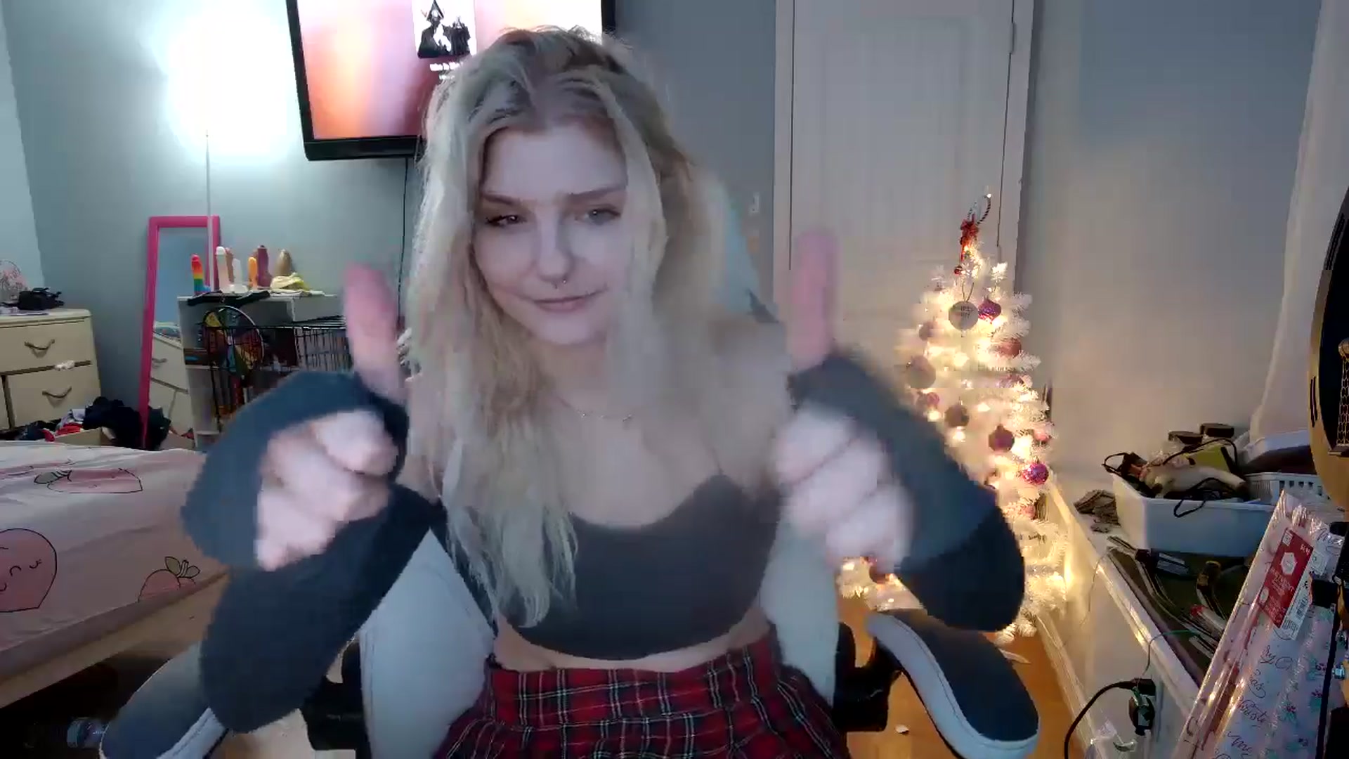 Gallery image thumbnail from DuckChan0's myfreecams stream on, 12/05/2024, 24:46 image 16 of 20