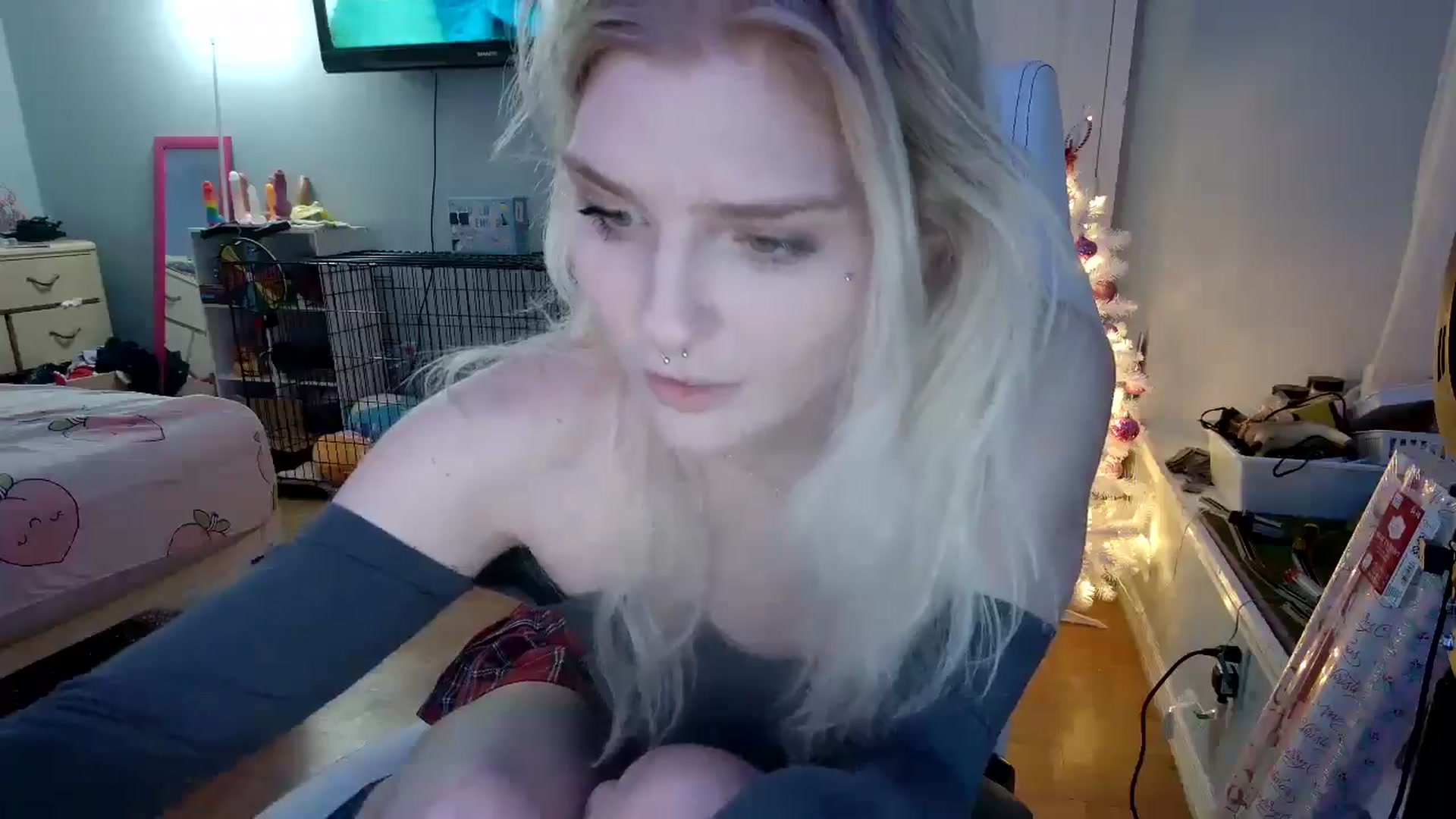 Gallery image thumbnail from DuckChan0's myfreecams stream on, 12/05/2024, 24:46 image 18 of 20