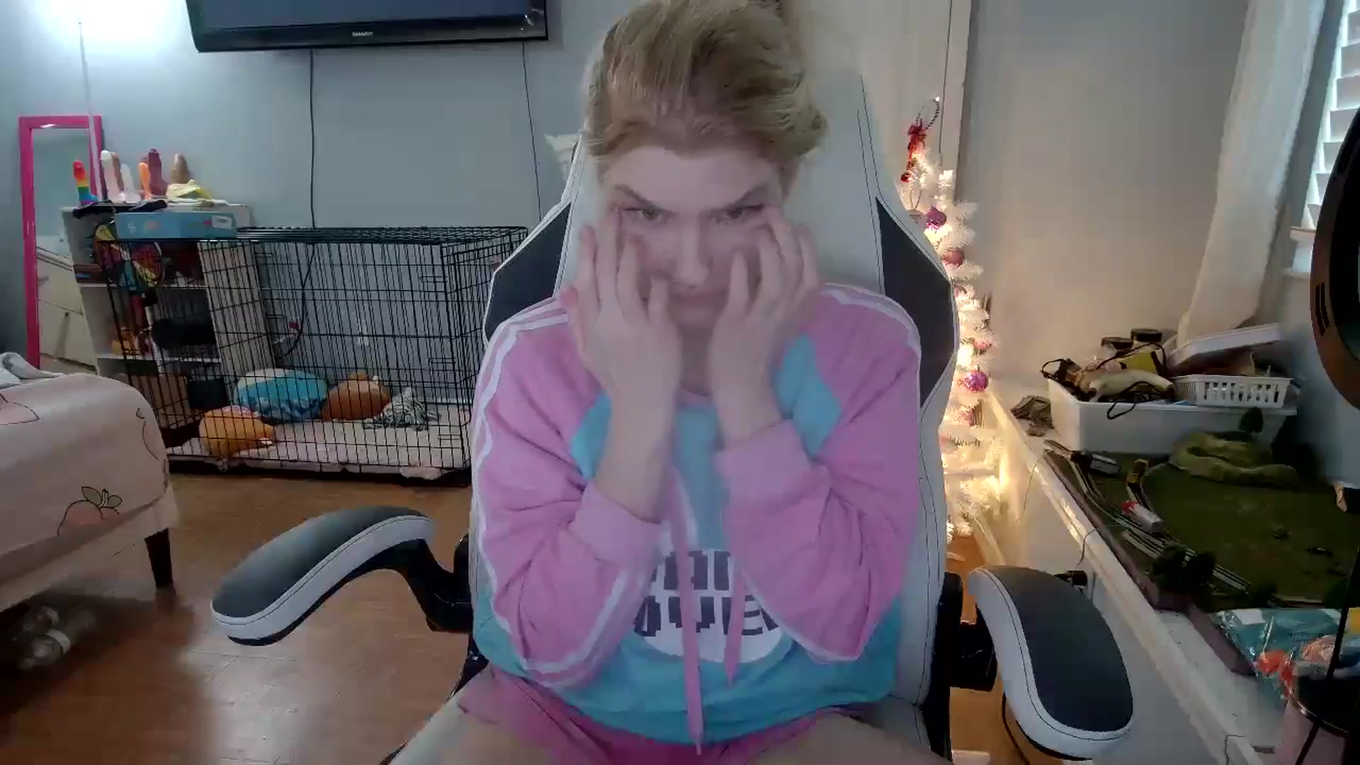 Gallery image thumbnail from DuckChan0's myfreecams stream on, 12/05/2024, 14:16 image 9 of 20