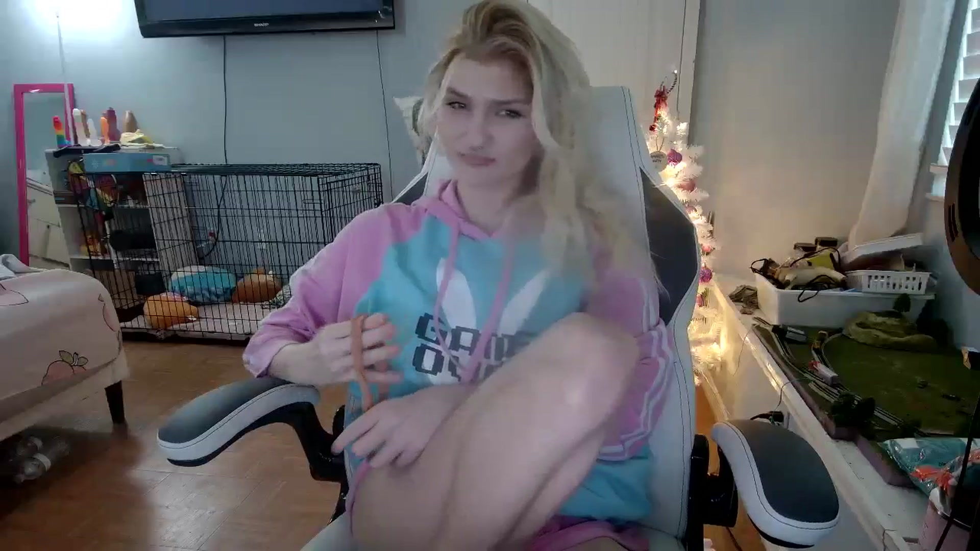 Gallery image thumbnail from DuckChan0's myfreecams stream on, 12/05/2024, 14:16 image 14 of 20
