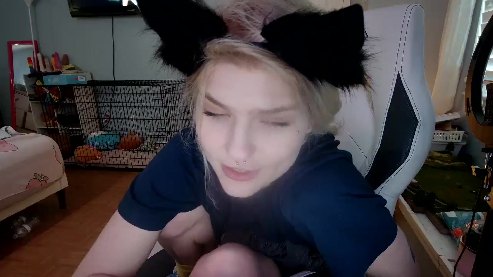 Gallery image thumbnail from DuckChan0's myfreecams stream on, 12/05/2024, 14:56 image 6 of 20