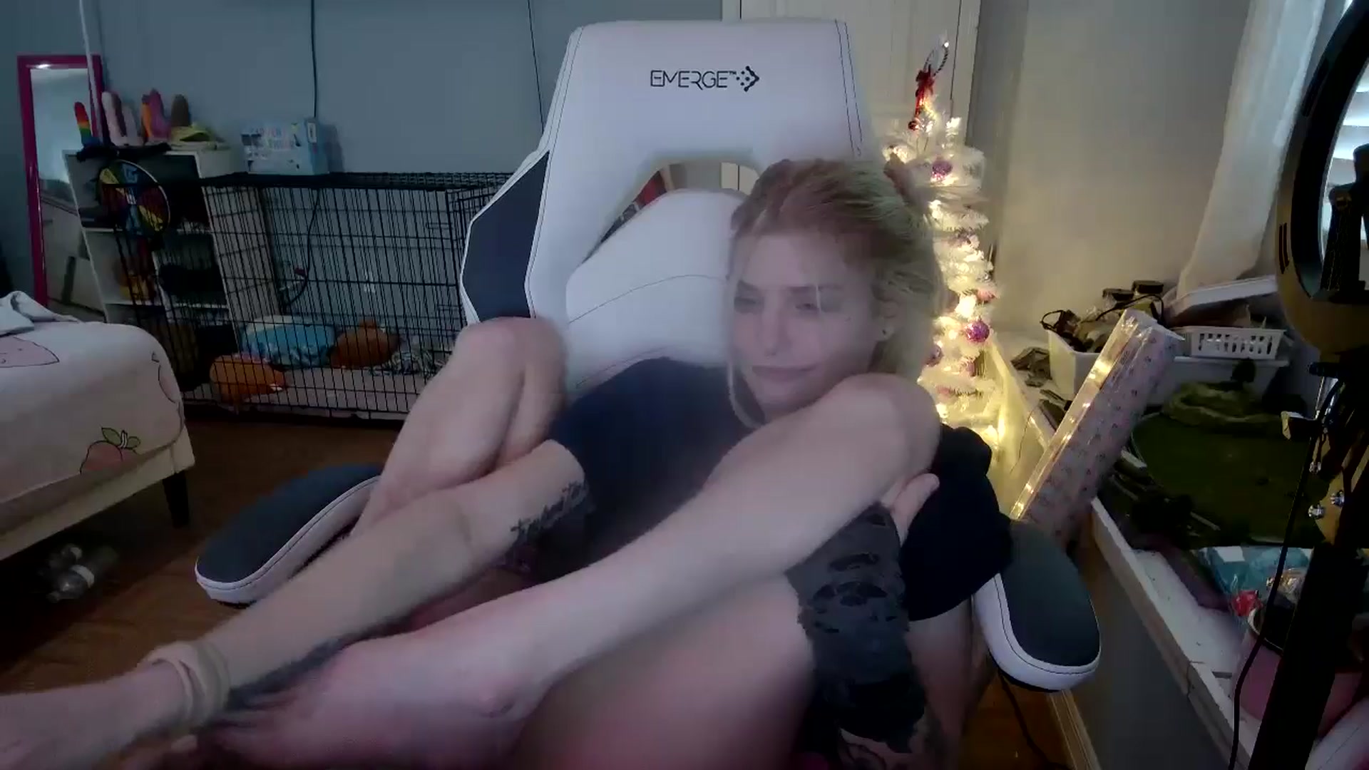 Gallery image thumbnail from DuckChan0's myfreecams stream on, 12/05/2024, 16:39 image 17 of 20