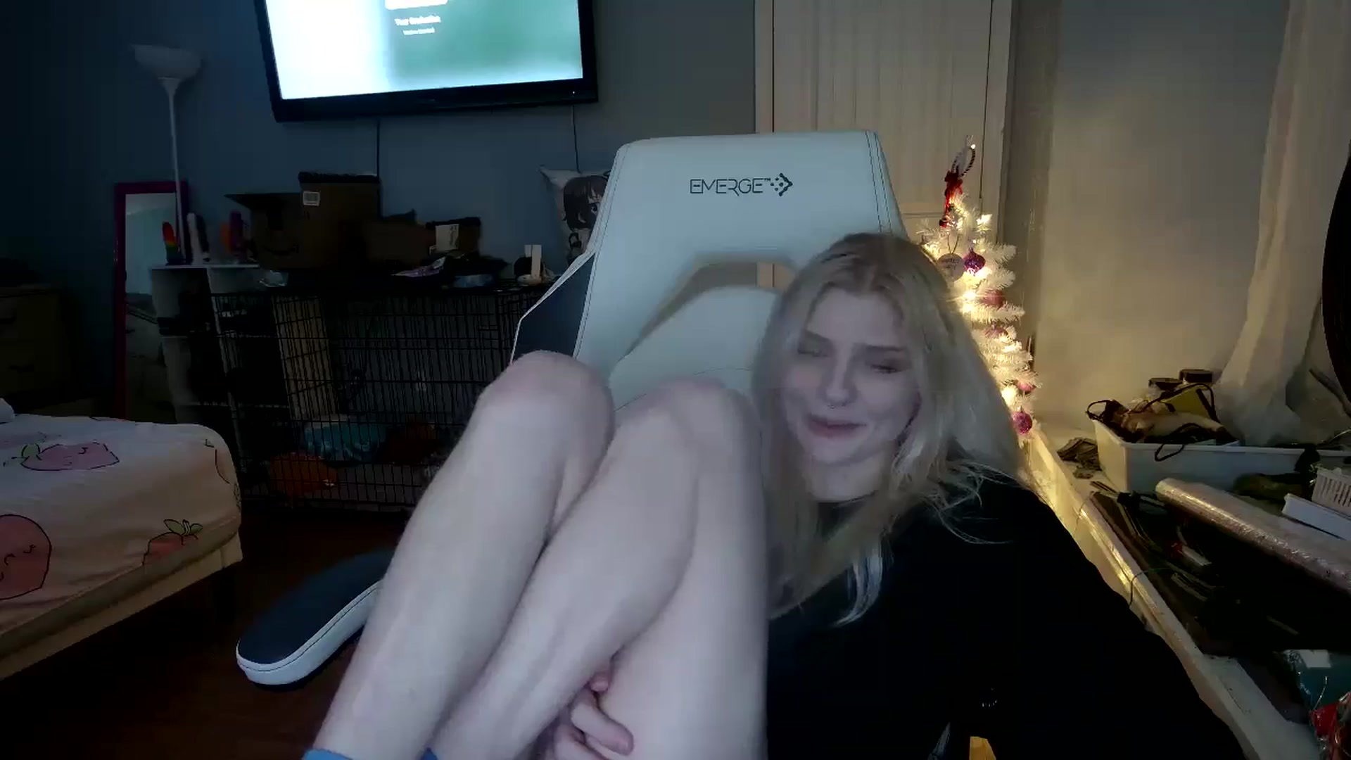 Gallery image thumbnail from DuckChan0's myfreecams stream on, 12/08/2024, 03:20 image 15 of 20