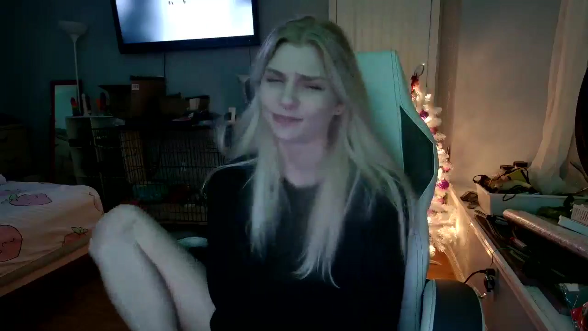 Gallery image thumbnail from DuckChan0's myfreecams stream on, 12/08/2024, 03:20 image 13 of 20