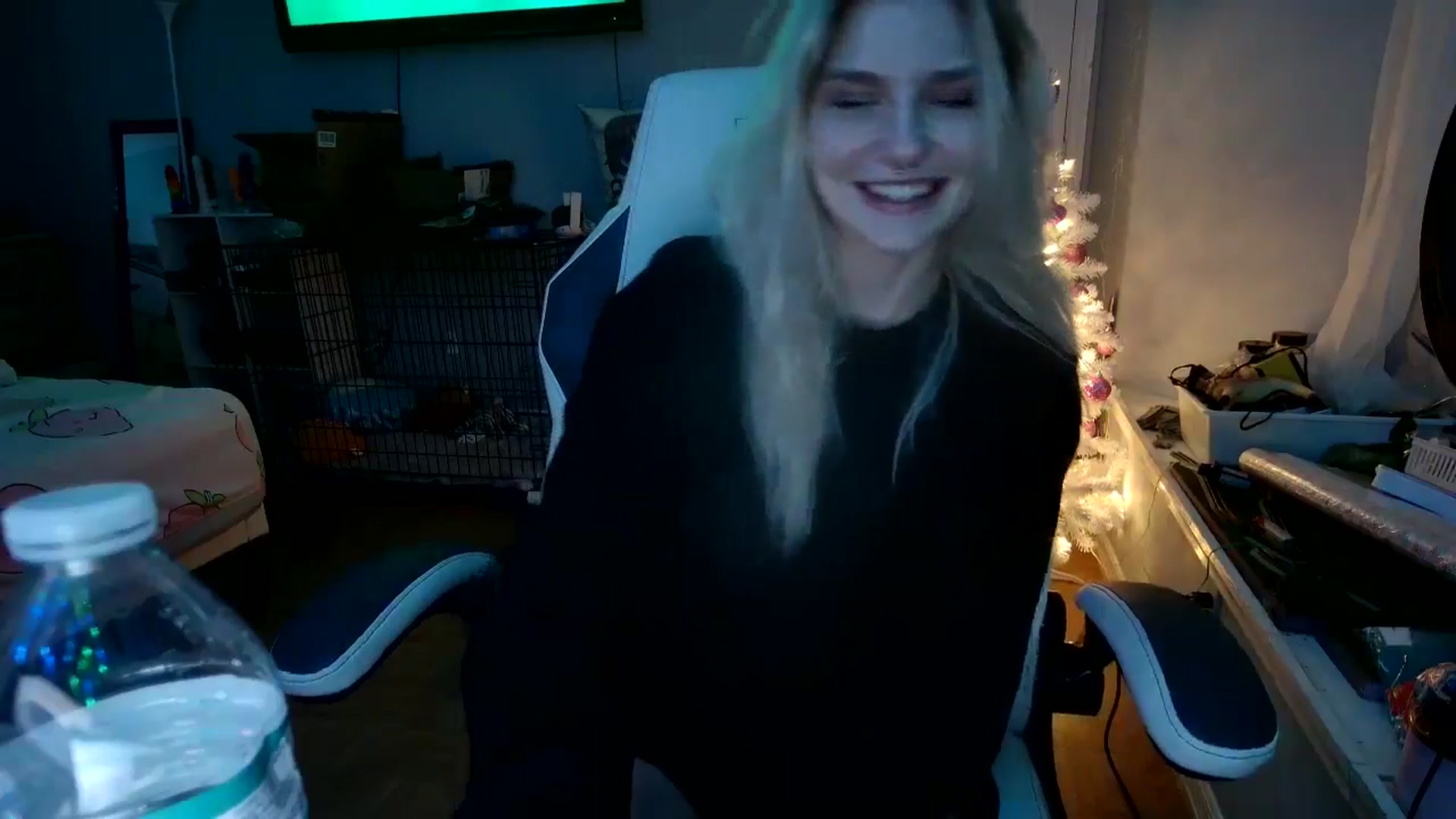 Gallery image thumbnail from DuckChan0's myfreecams stream on, 12/08/2024, 03:20 image 2 of 20