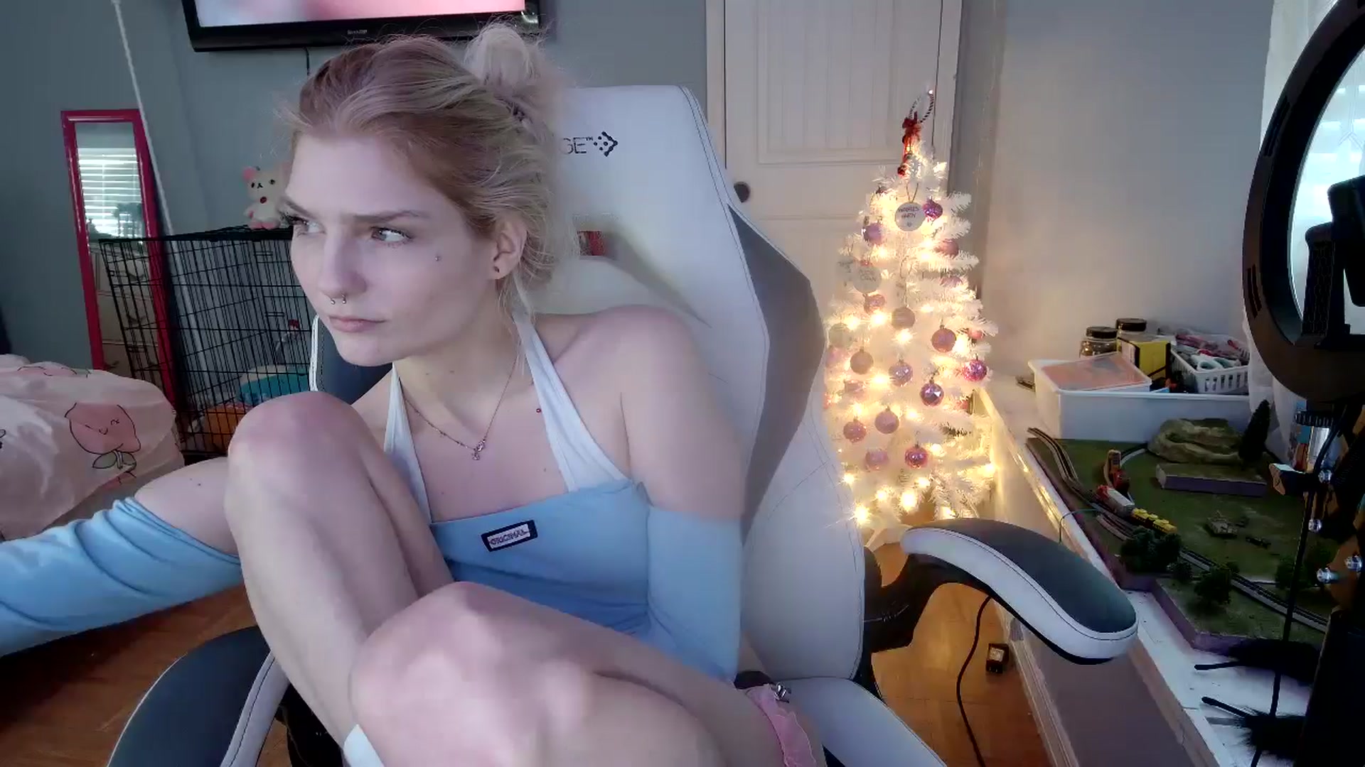 Gallery image thumbnail from DuckChan0's myfreecams stream on, 12/09/2024, 14:58 image 14 of 20