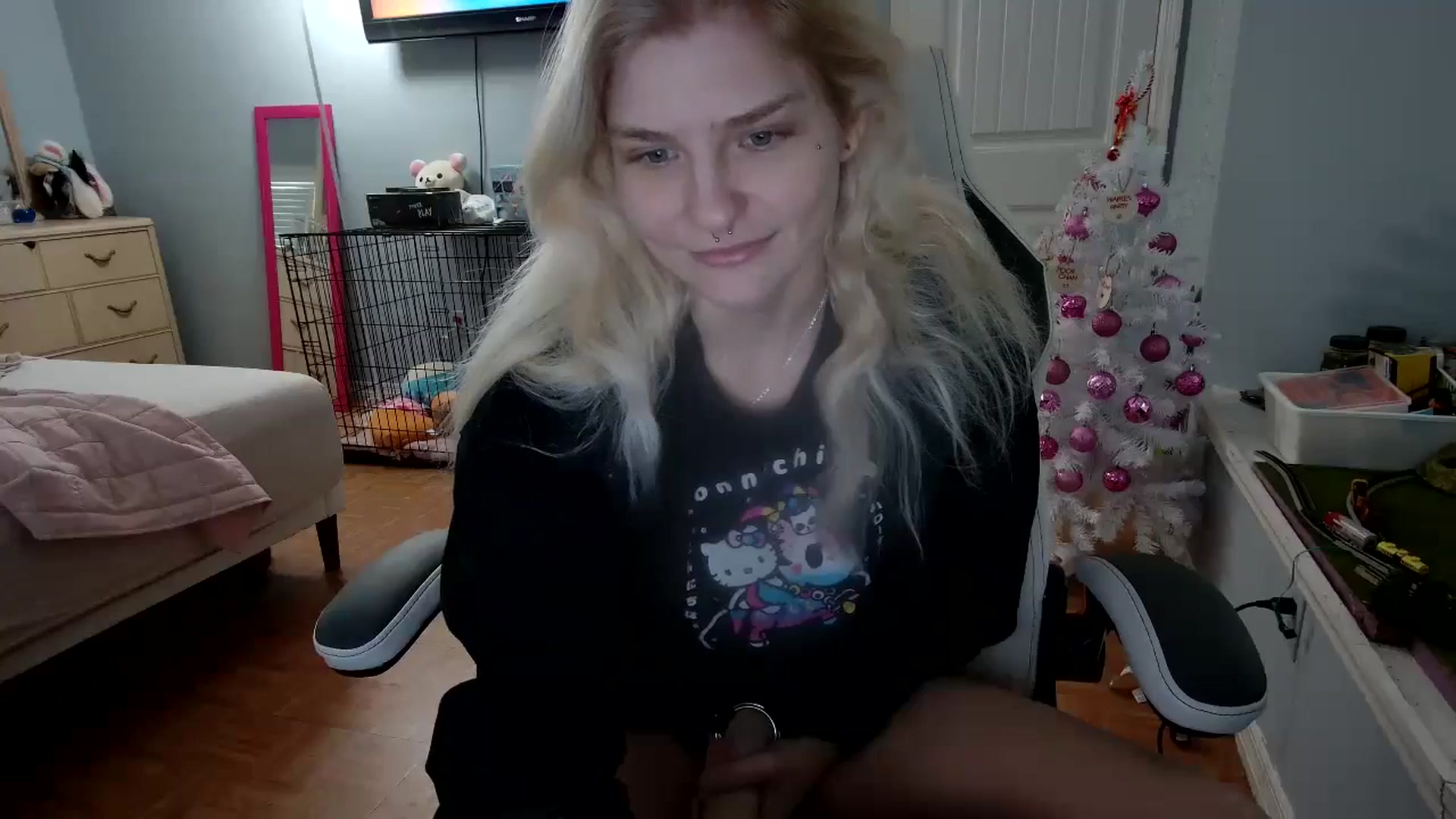 Gallery image thumbnail from DuckChan0's myfreecams stream on, 12/10/2024, 13:56 image 10 of 20