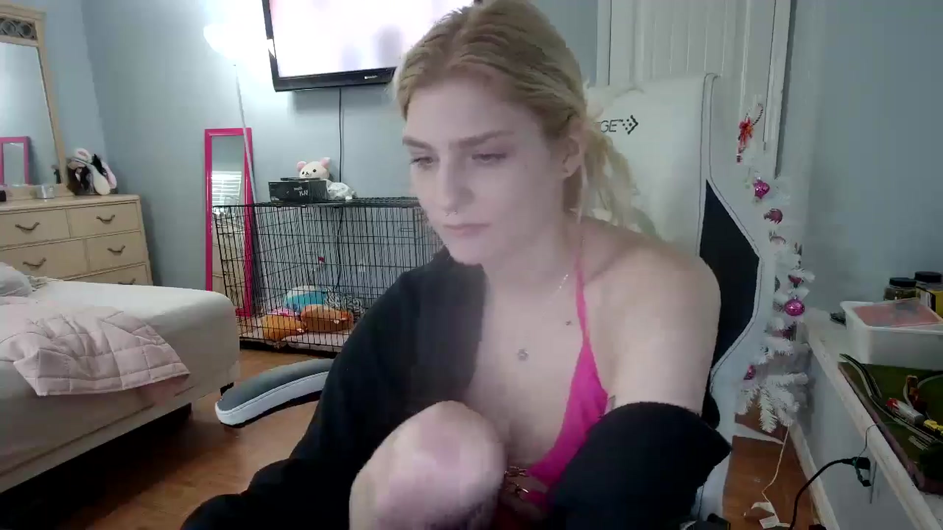 Gallery image thumbnail from DuckChan0's myfreecams stream on, 12/10/2024, 16:05 image 7 of 20