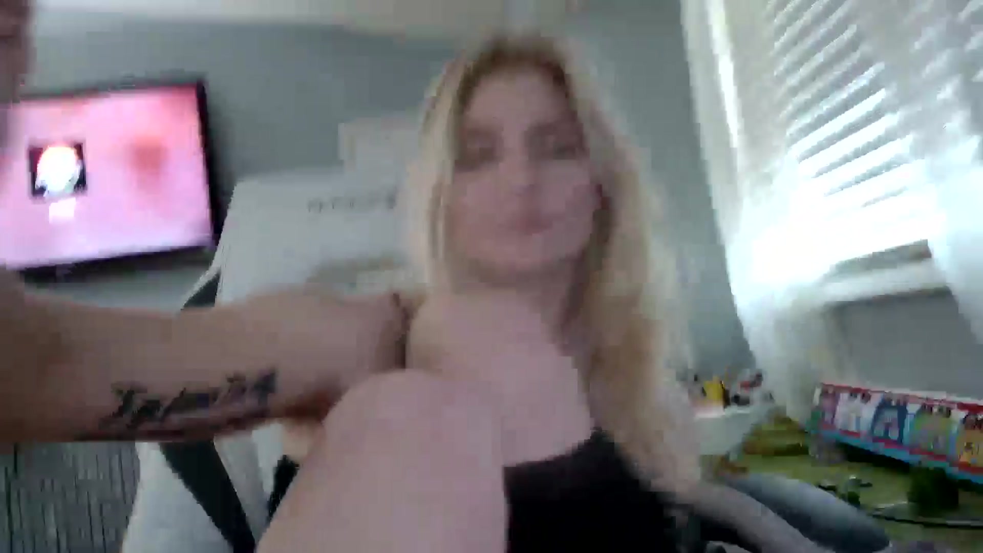 Gallery image thumbnail from DuckChan0's myfreecams stream on, 12/11/2024, 17:09 image 17 of 20