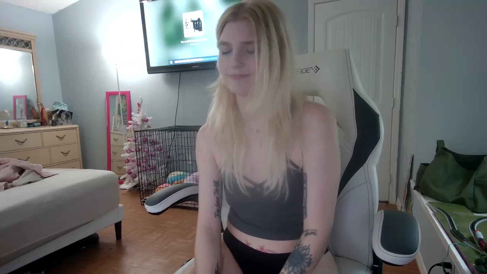 Gallery image thumbnail from DuckChan0's myfreecams stream on, 12/16/2024, 15:03 image 16 of 20