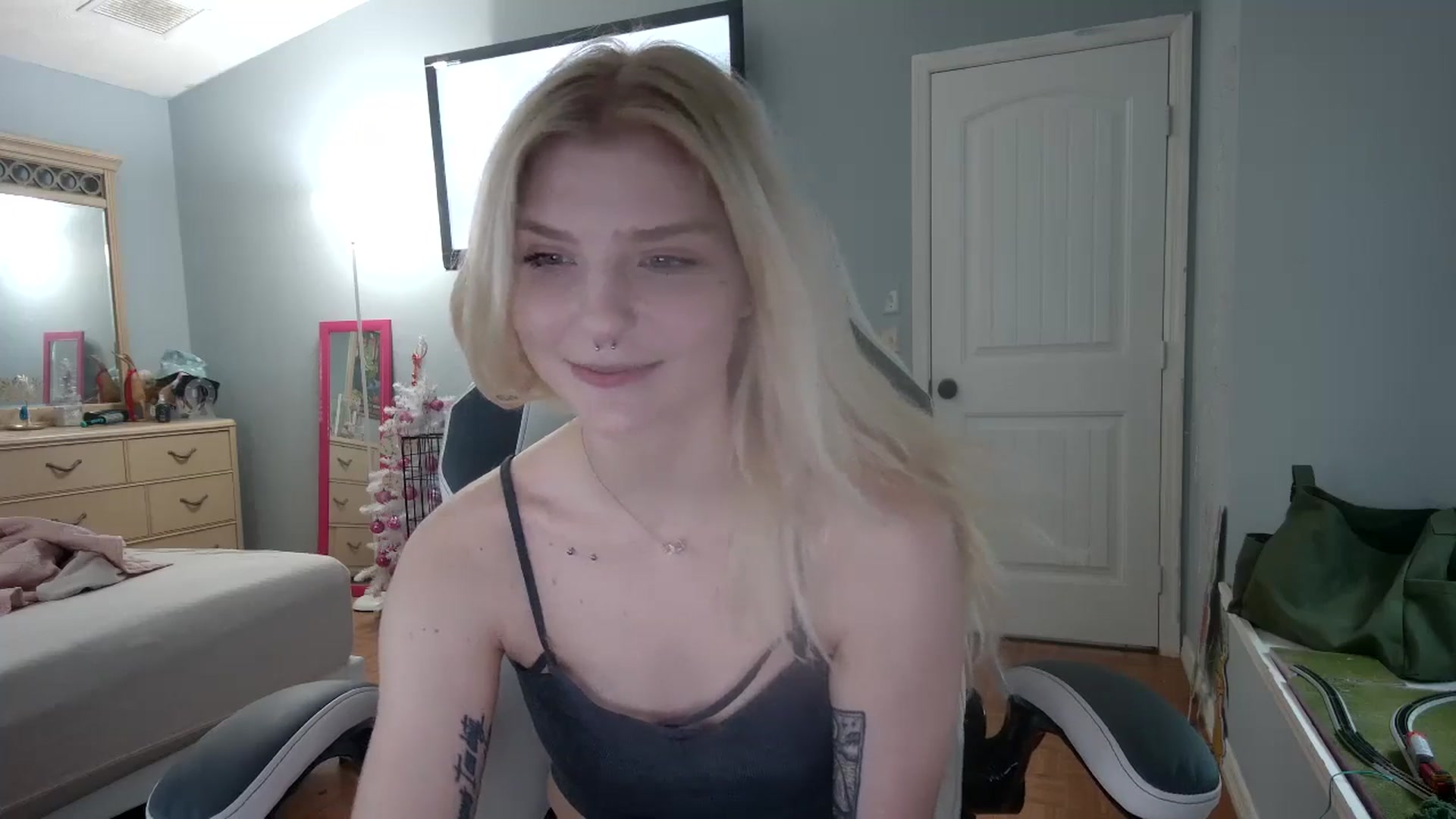 Gallery image thumbnail from DuckChan0's myfreecams stream on, 12/16/2024, 15:03 image 20 of 20