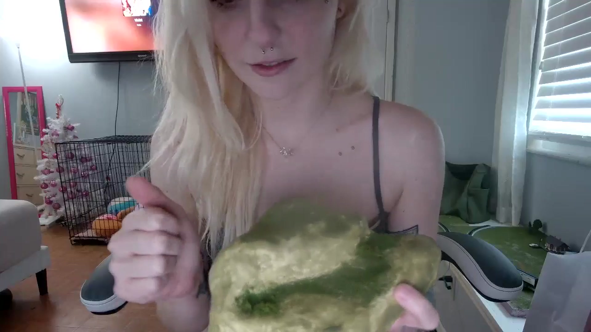 Gallery image thumbnail from DuckChan0's myfreecams stream on, 12/16/2024, 15:57 image 19 of 20