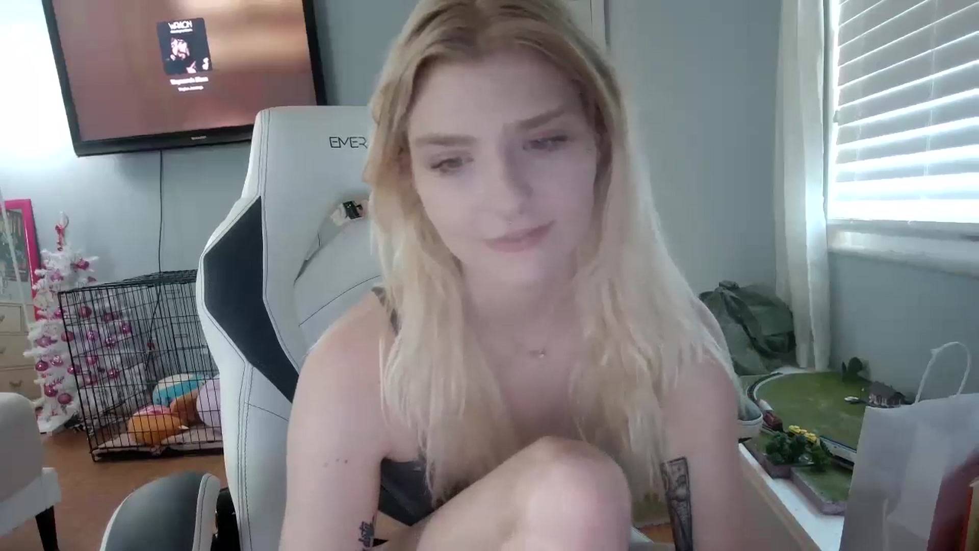 Gallery image thumbnail from DuckChan0's myfreecams stream on, 12/16/2024, 16:44 image 6 of 20