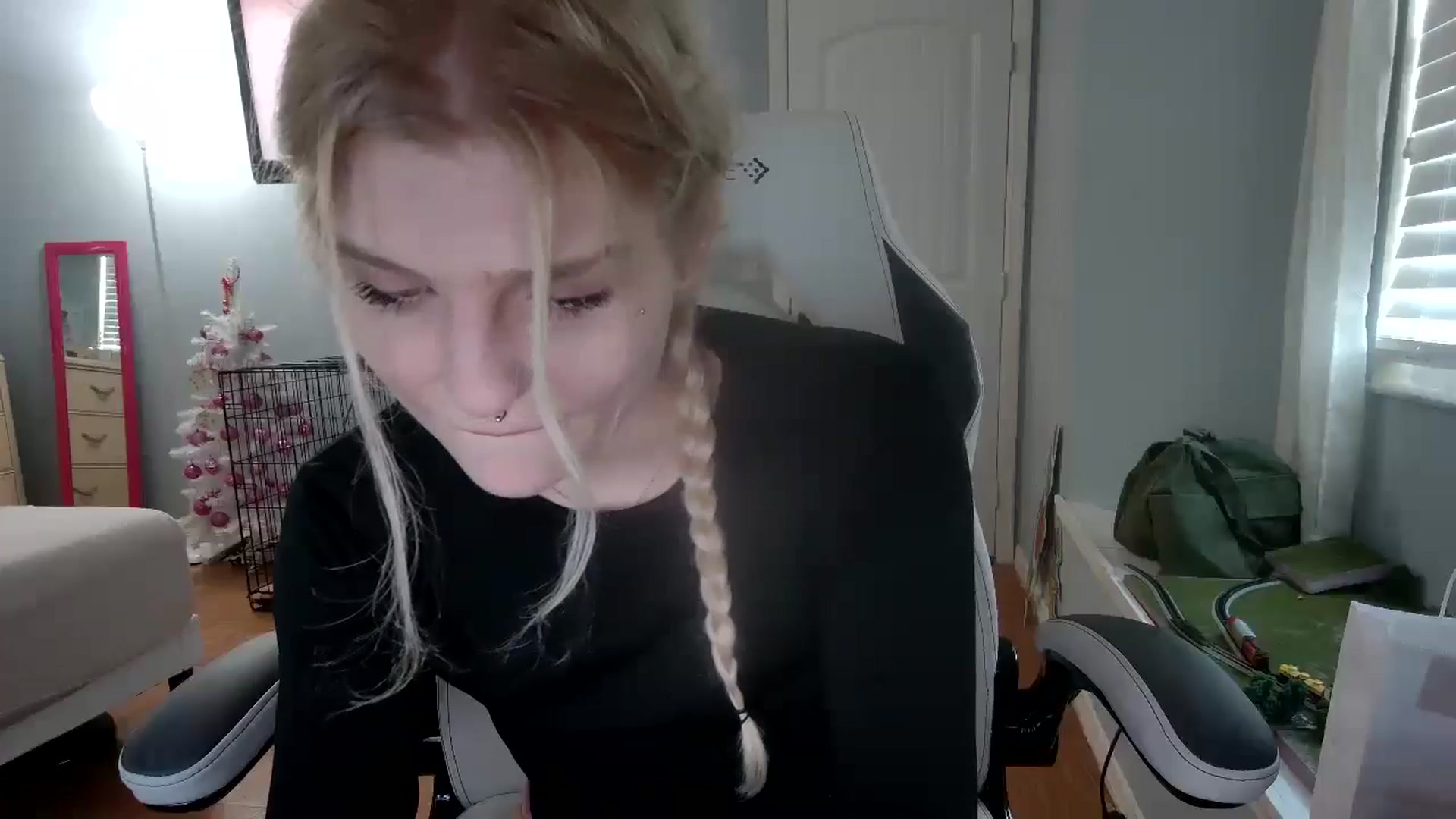 Gallery image thumbnail from DuckChan0's myfreecams stream on, 12/17/2024, 15:21 image 13 of 20