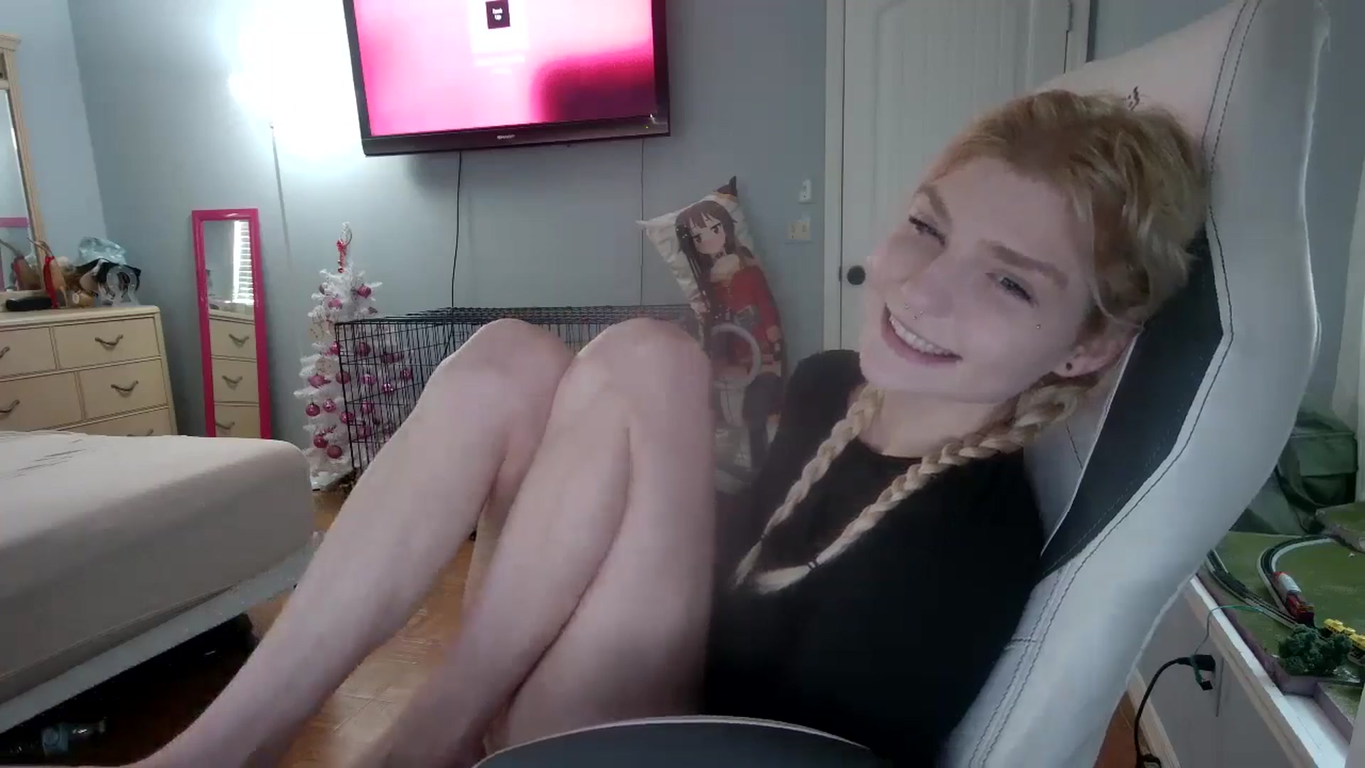 Gallery image thumbnail from DuckChan0's myfreecams stream on, 12/17/2024, 15:21 image 6 of 20