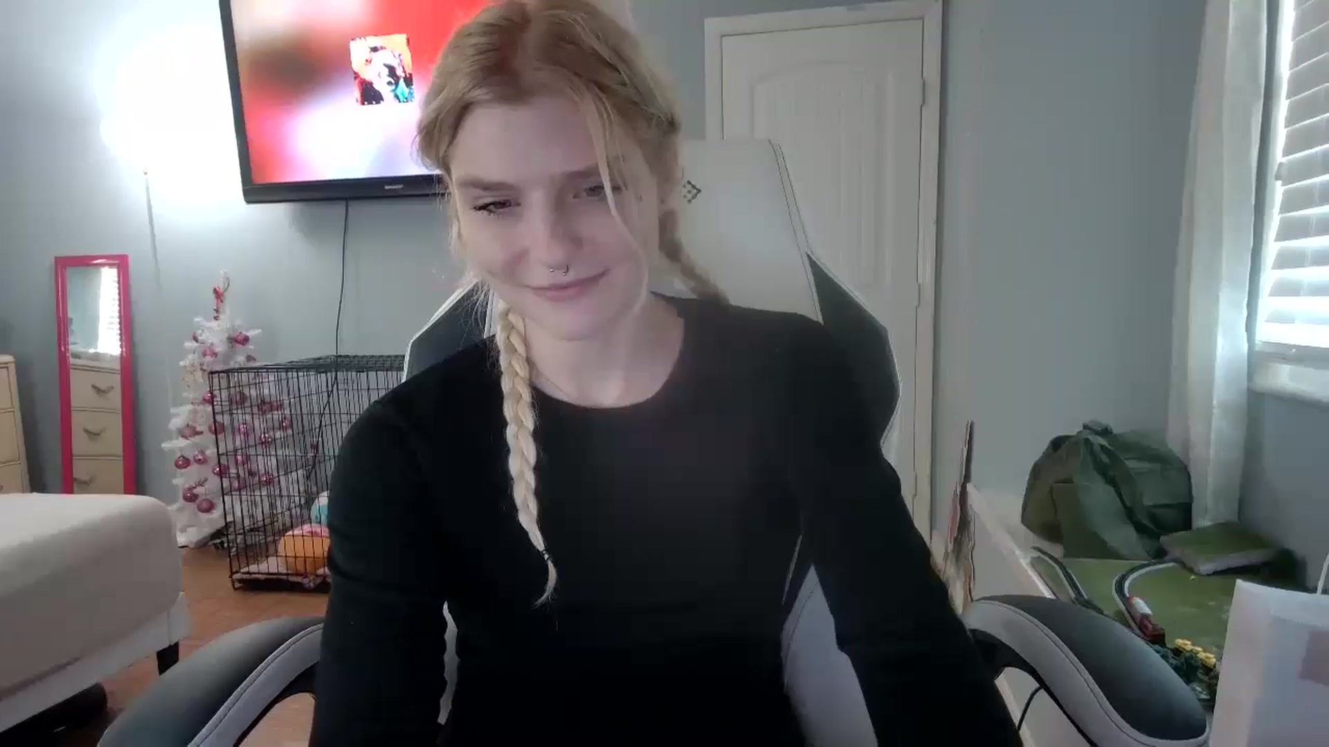Gallery image thumbnail from DuckChan0's myfreecams stream on, 12/17/2024, 15:21 image 16 of 20