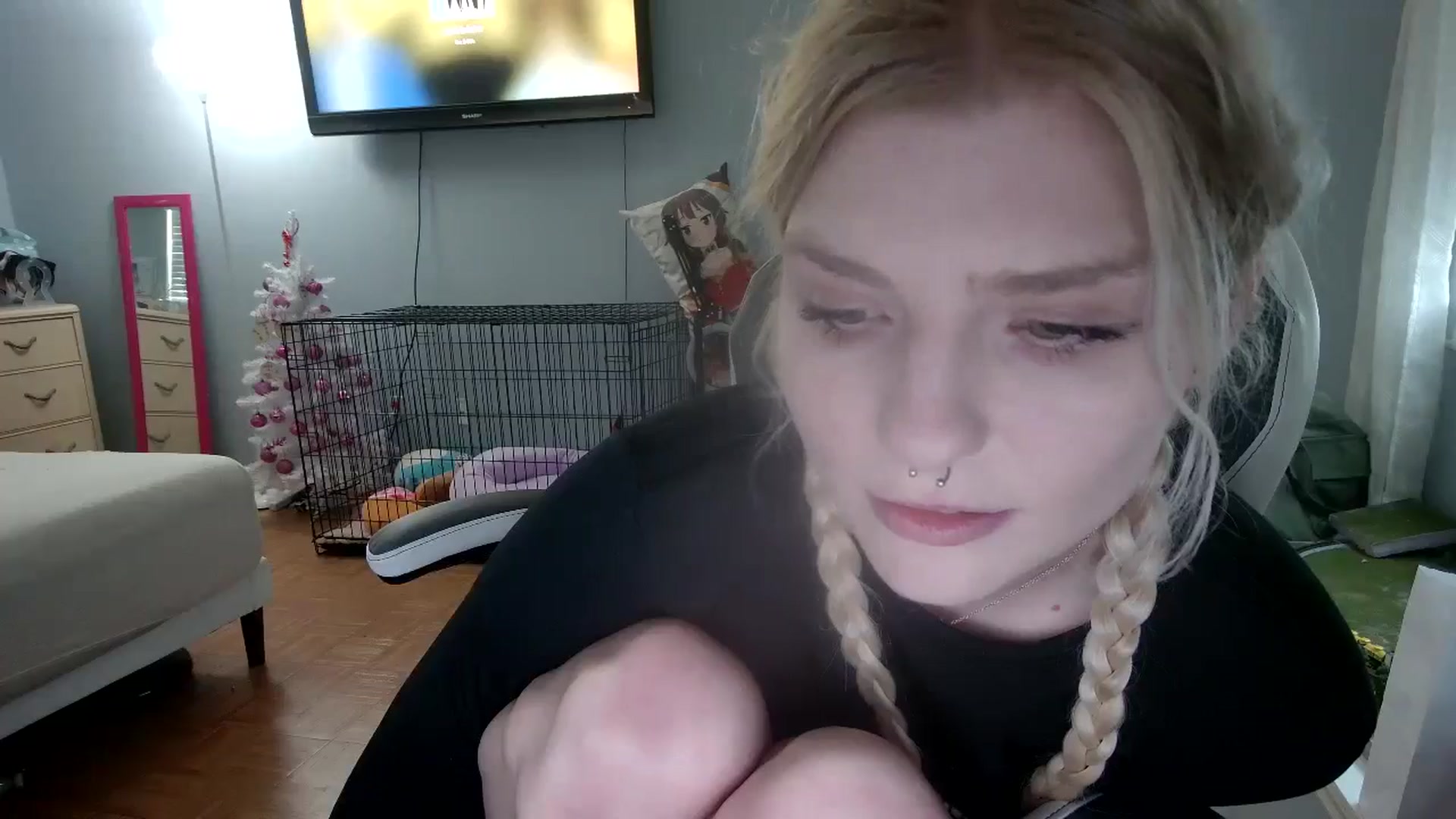 Gallery image thumbnail from DuckChan0's myfreecams stream on, 12/17/2024, 15:21 image 11 of 20