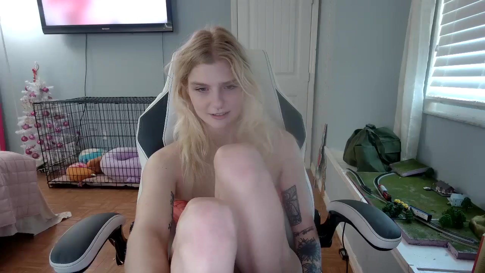 Gallery image thumbnail from DuckChan0's myfreecams stream on, 12/18/2024, 16:17 image 20 of 20