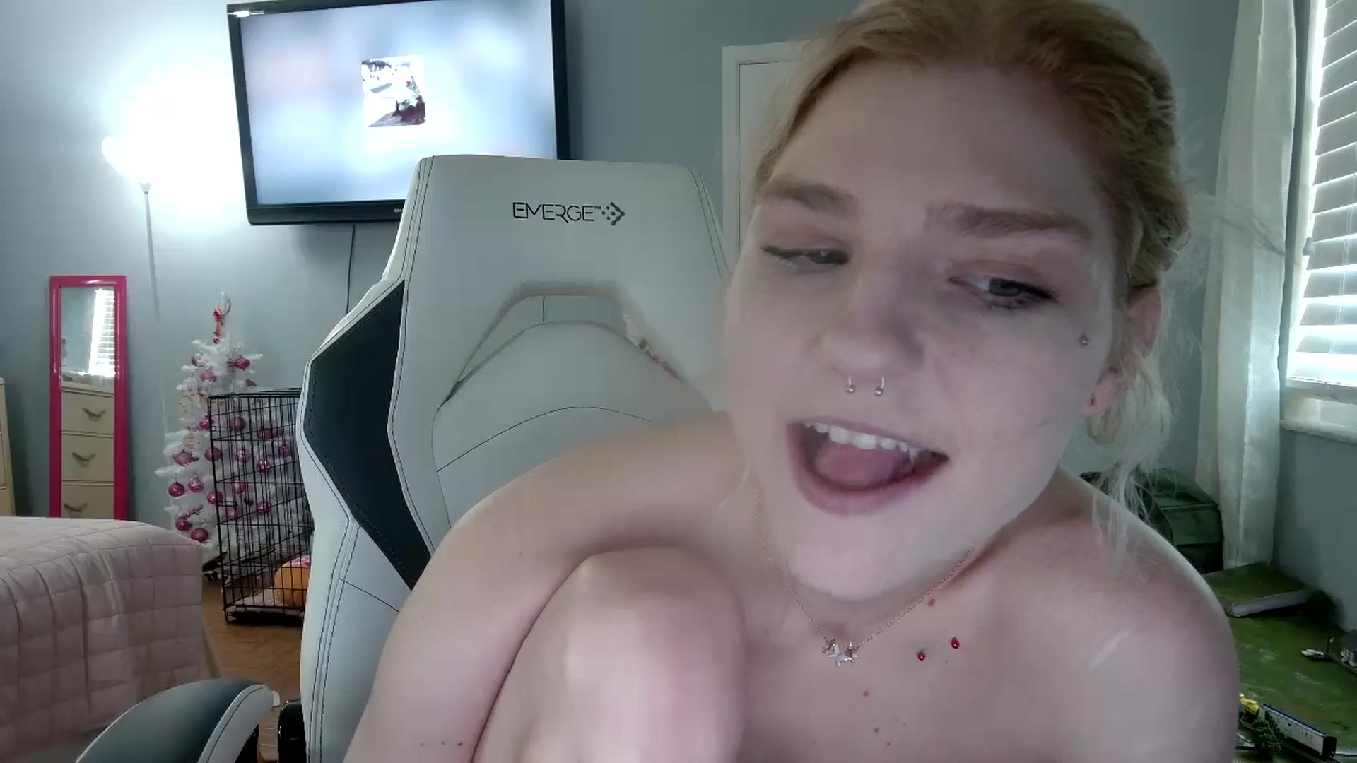 Gallery image thumbnail from DuckChan0's myfreecams stream on, 12/18/2024, 16:17 image 8 of 20