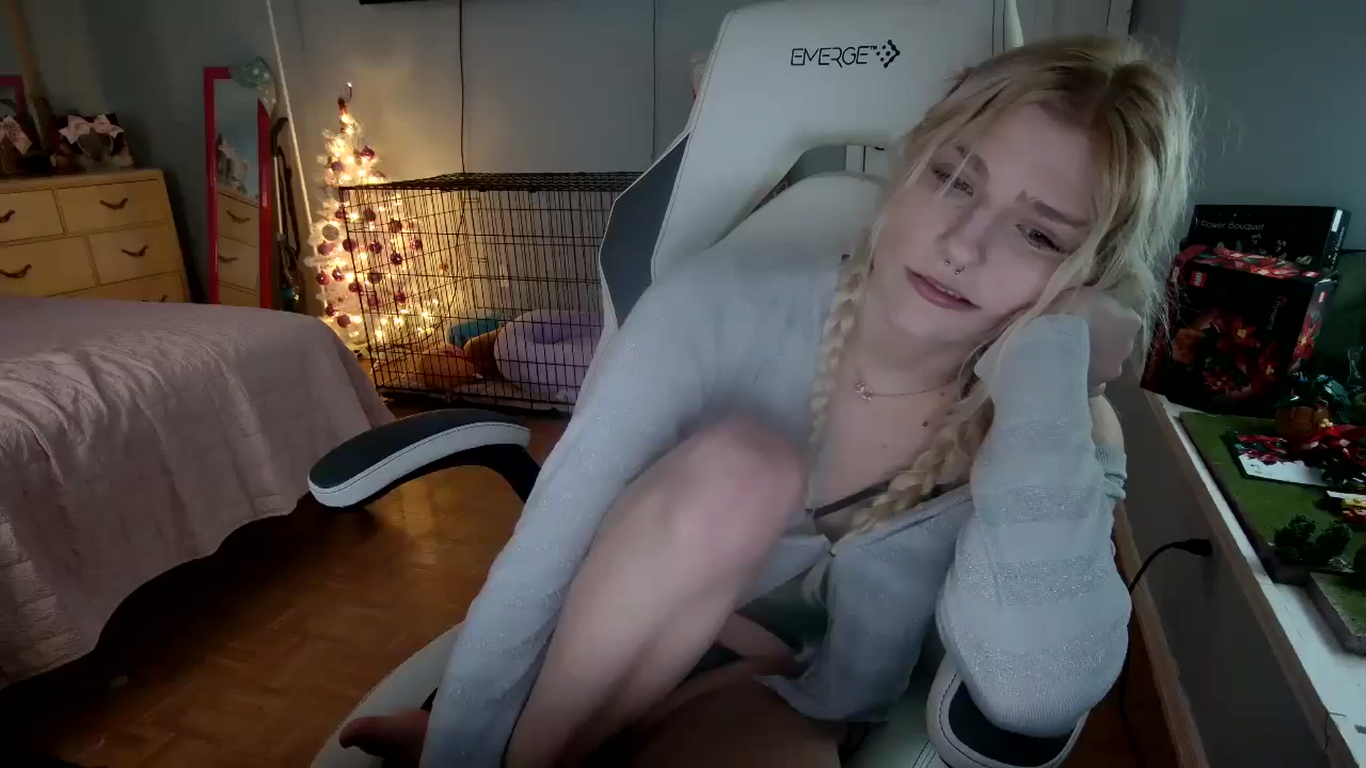 Gallery image thumbnail from DuckChan0's myfreecams stream on, 12/21/2024, 17:53 image 17 of 20