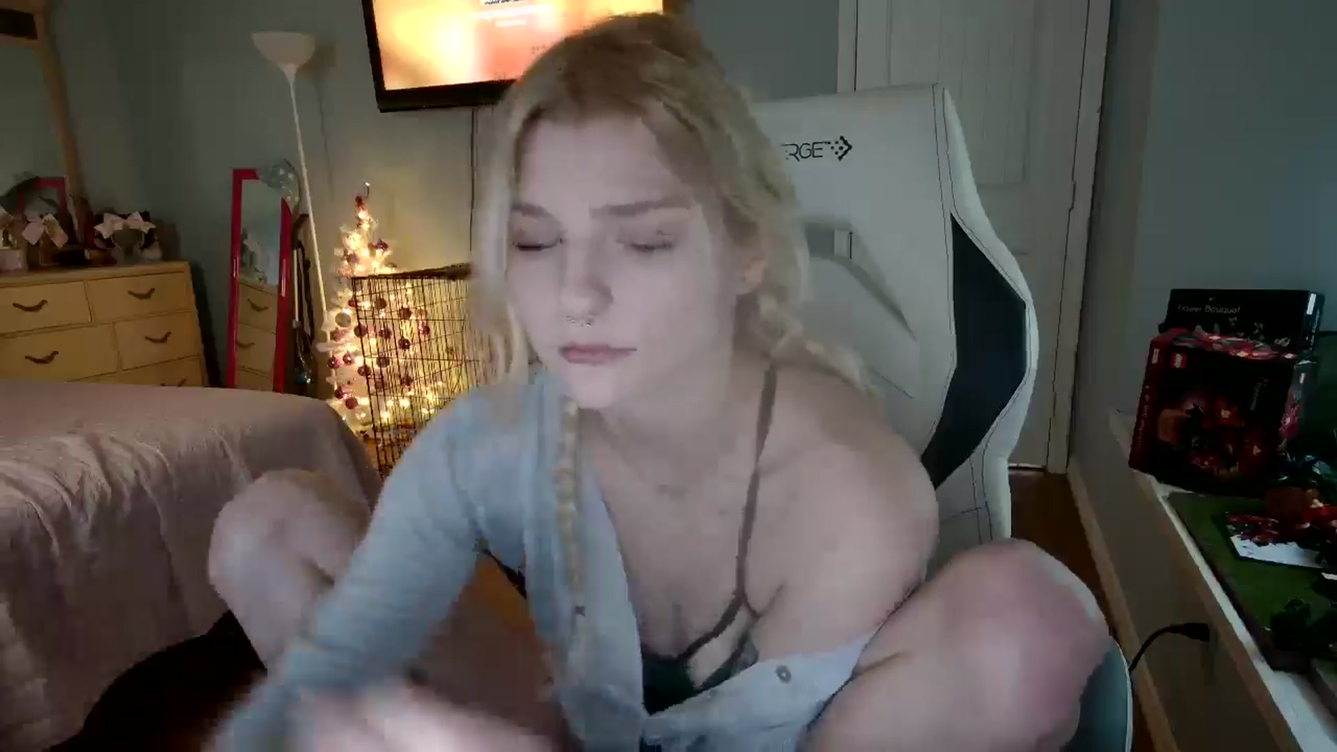 Gallery image thumbnail from DuckChan0's myfreecams stream on, 12/21/2024, 17:53 image 6 of 20