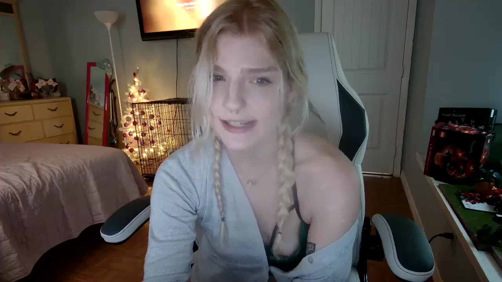 Gallery image thumbnail from DuckChan0's myfreecams stream on, 12/21/2024, 17:53 image 5 of 20