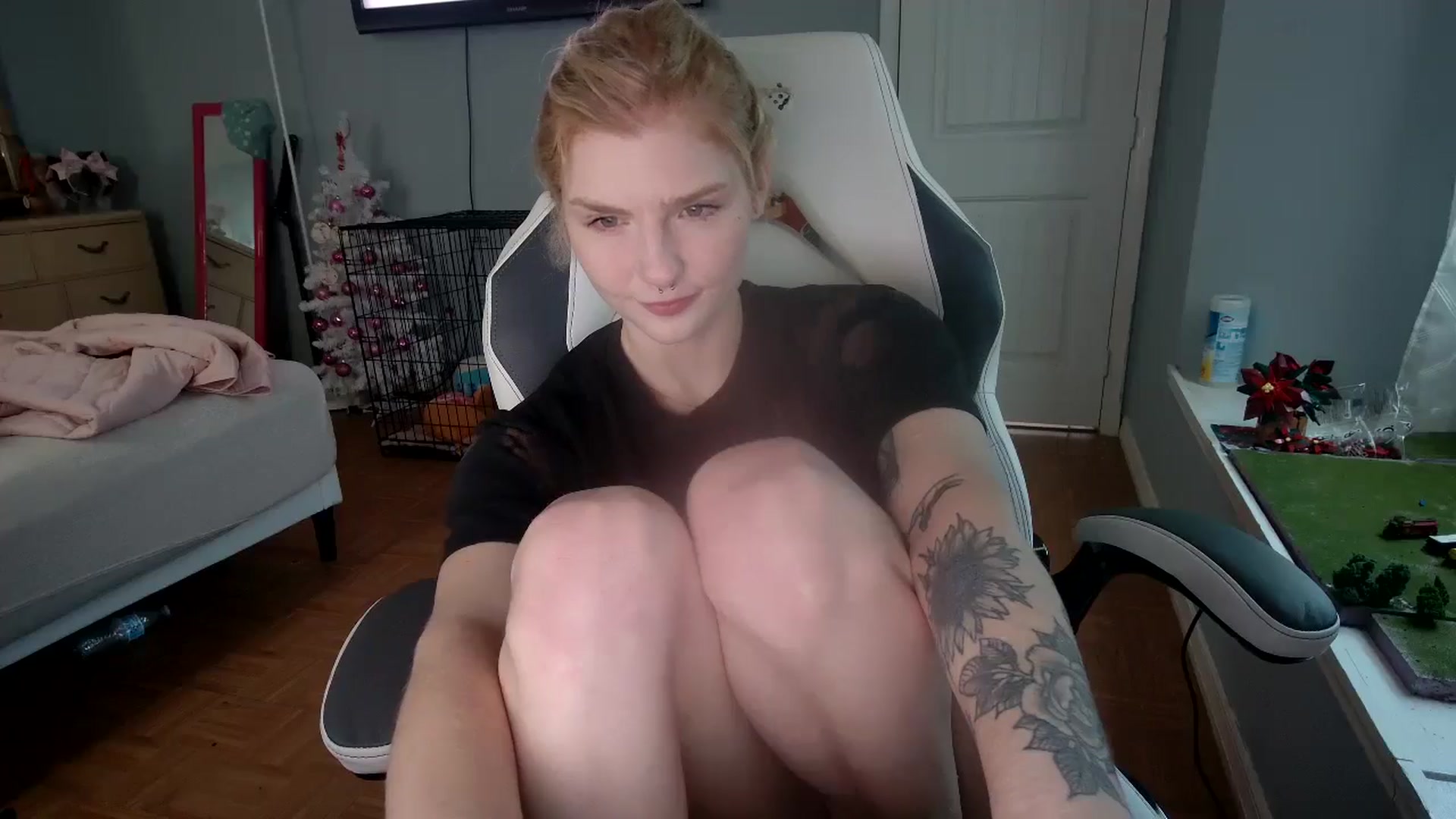Gallery image thumbnail from DuckChan0's myfreecams stream on, 12/22/2024, 17:59 image 8 of 20