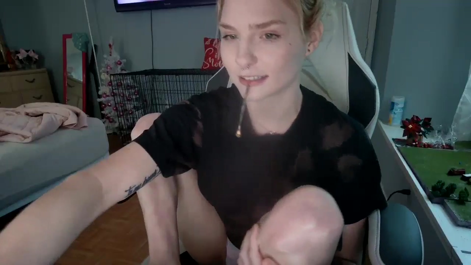 Gallery image thumbnail from DuckChan0's myfreecams stream on, 12/22/2024, 17:59 image 6 of 20