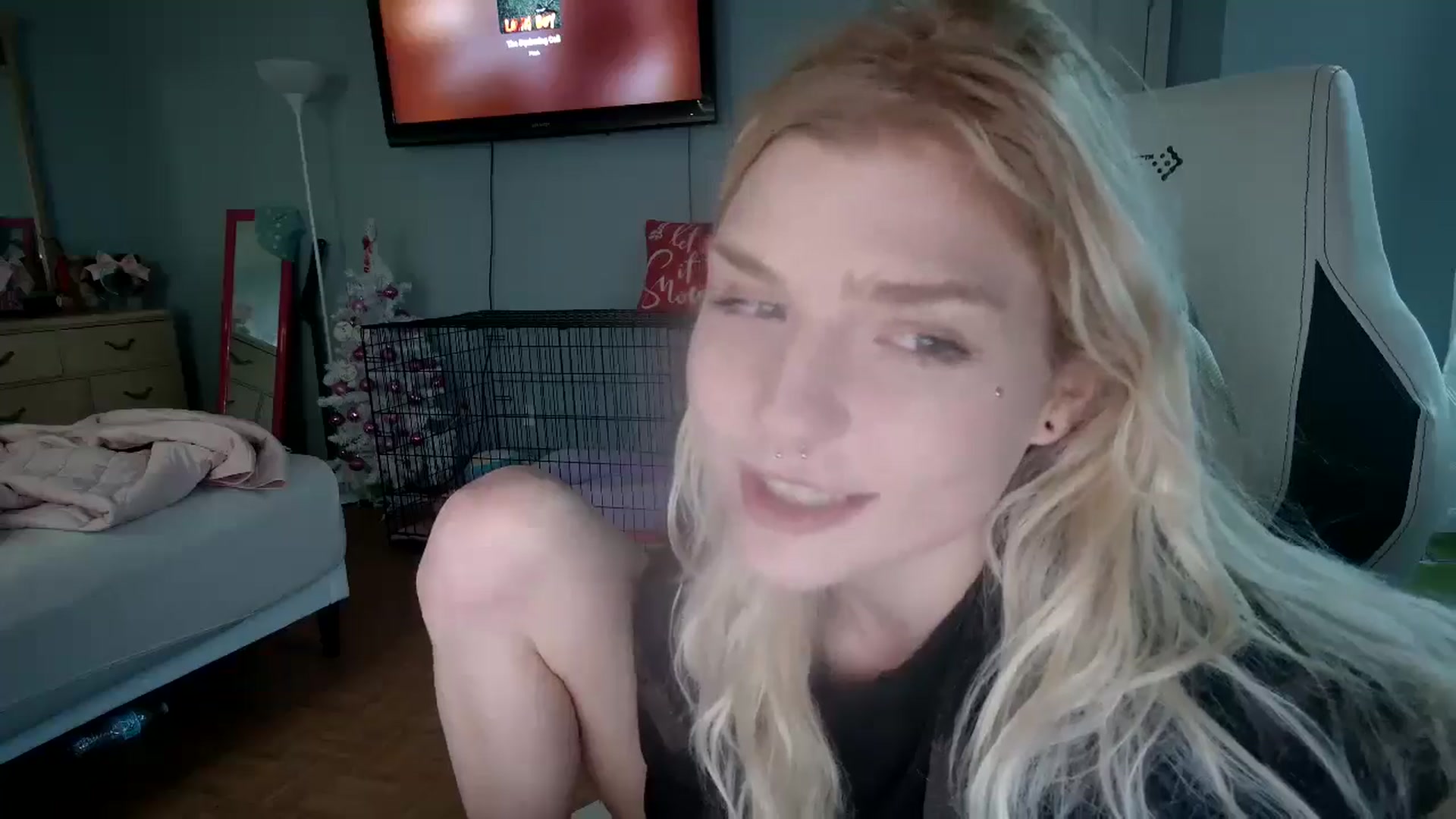 Gallery image thumbnail from DuckChan0's myfreecams stream on, 12/22/2024, 17:59 image 12 of 20