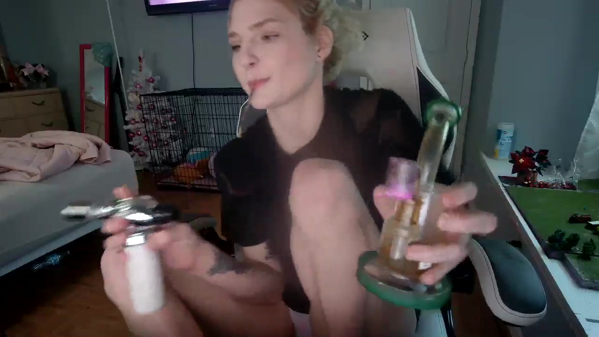 Gallery image thumbnail from DuckChan0's myfreecams stream on, 12/22/2024, 17:59 image 7 of 20