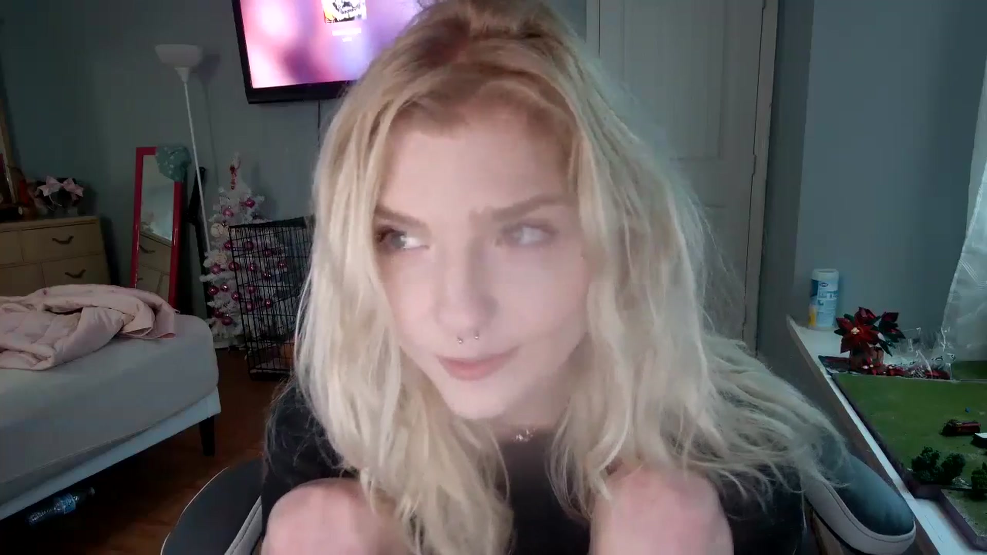 Gallery image thumbnail from DuckChan0's myfreecams stream on, 12/22/2024, 17:59 image 5 of 20