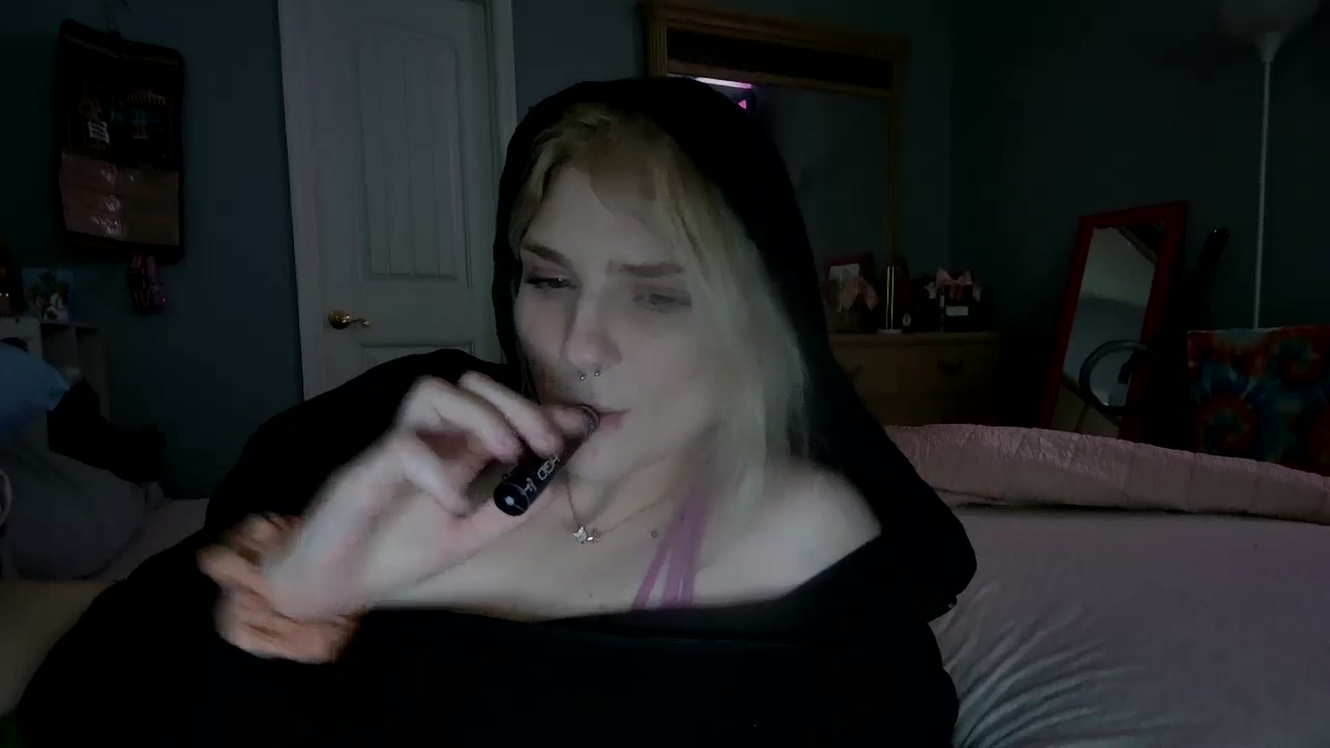 Gallery image thumbnail from DuckChan0's myfreecams stream on, 12/28/2024, 19:01 image 17 of 20