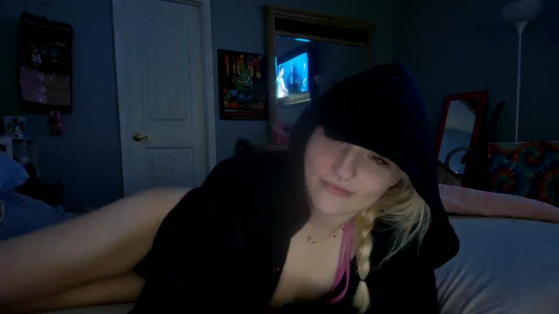 Gallery image thumbnail from DuckChan0's myfreecams stream on, 12/28/2024, 19:01 image 12 of 20