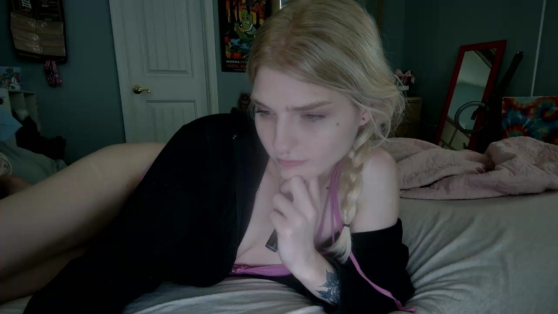 Gallery image thumbnail from DuckChan0's myfreecams stream on, 12/28/2024, 19:01 image 2 of 20