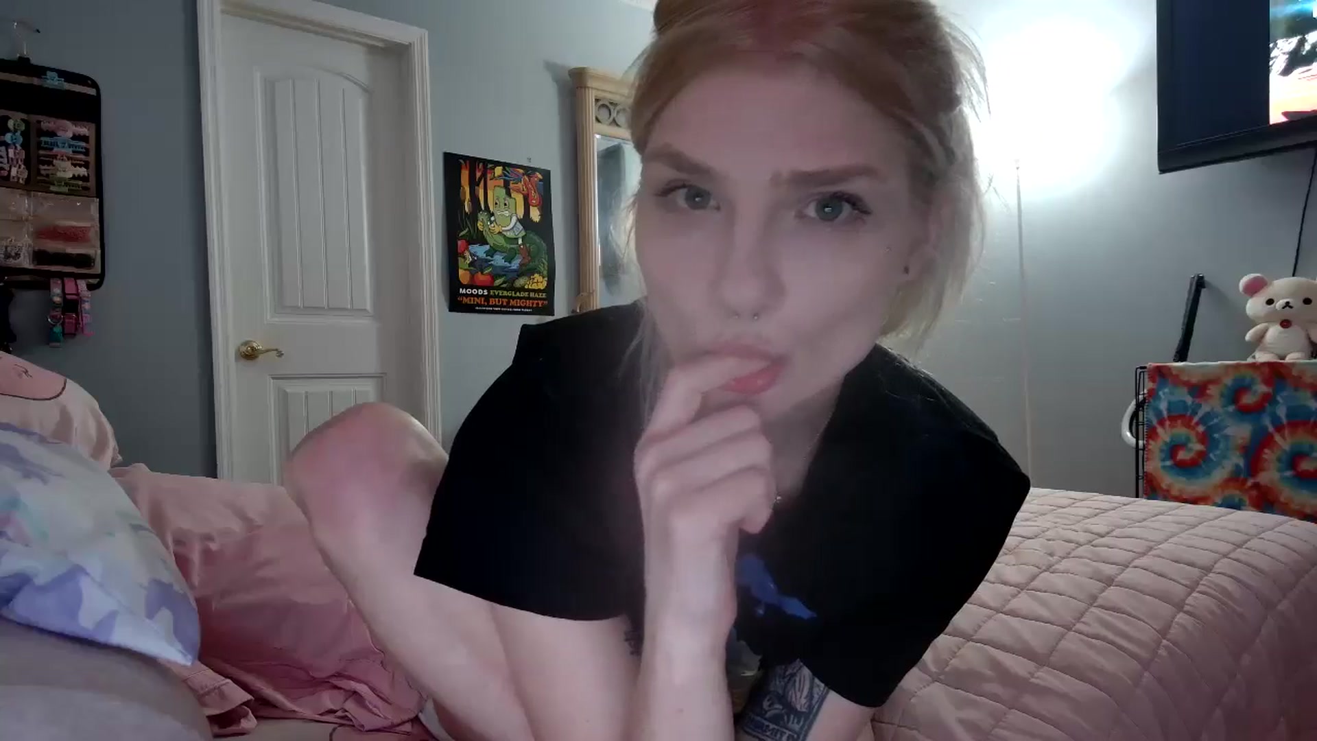 Gallery image thumbnail from DuckChan0's myfreecams stream on, 12/31/2024, 01:24 image 5 of 20