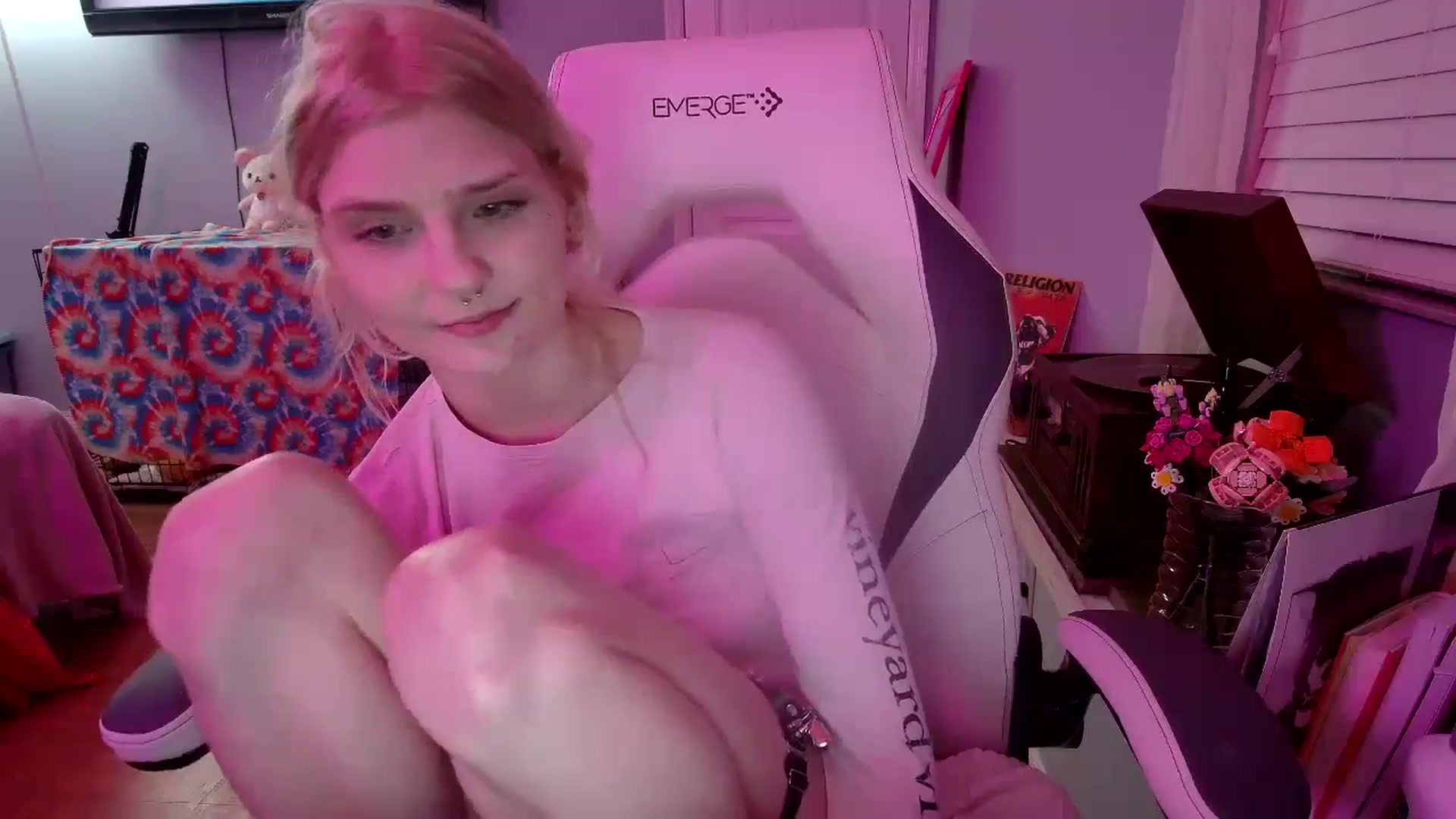 Gallery image thumbnail from DuckChan0's myfreecams stream on, 01/04/2025, 01:43 image 6 of 20