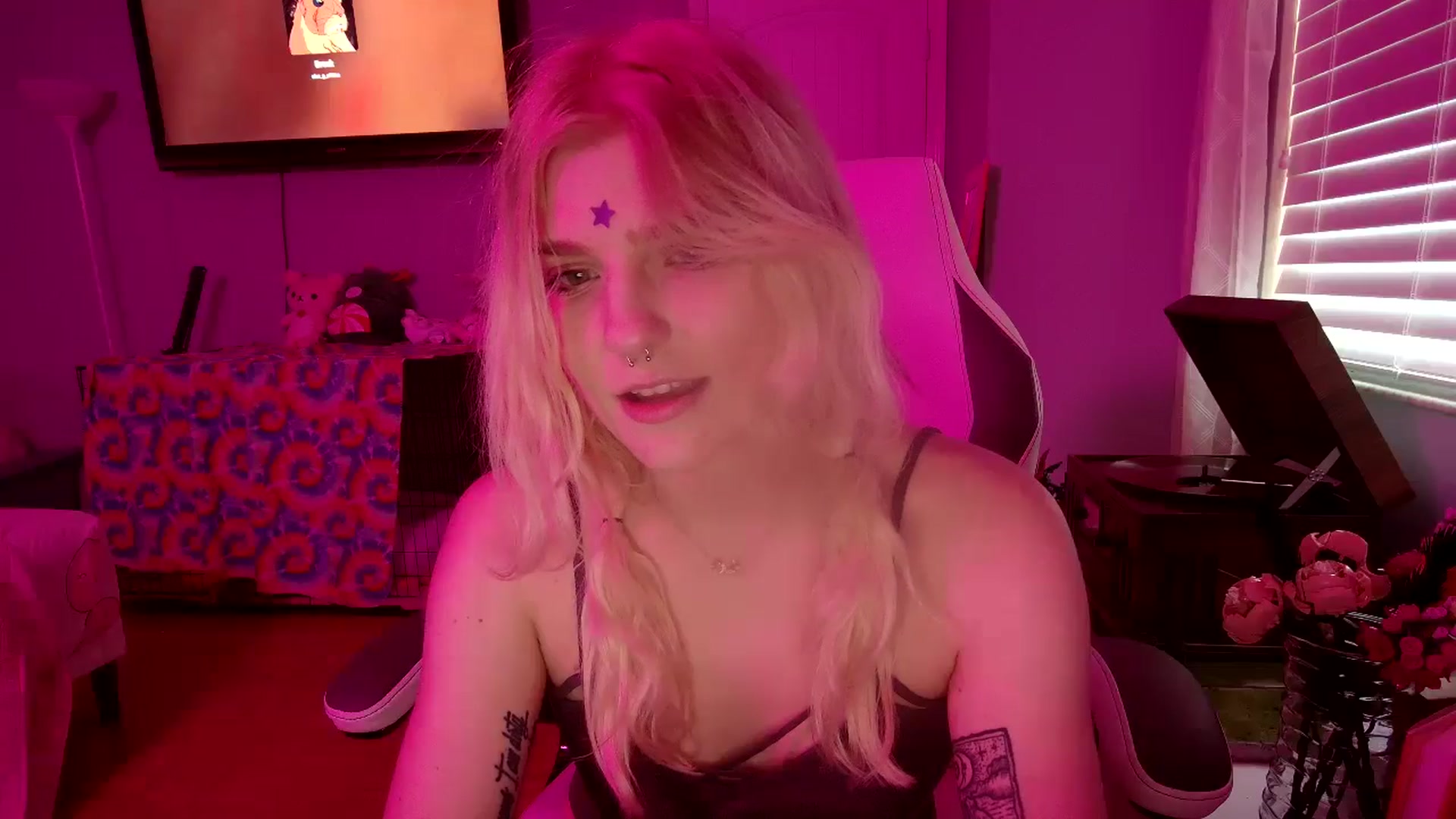 Gallery image thumbnail from DuckChan0's myfreecams stream on, 01/04/2025, 19:40 image 14 of 20