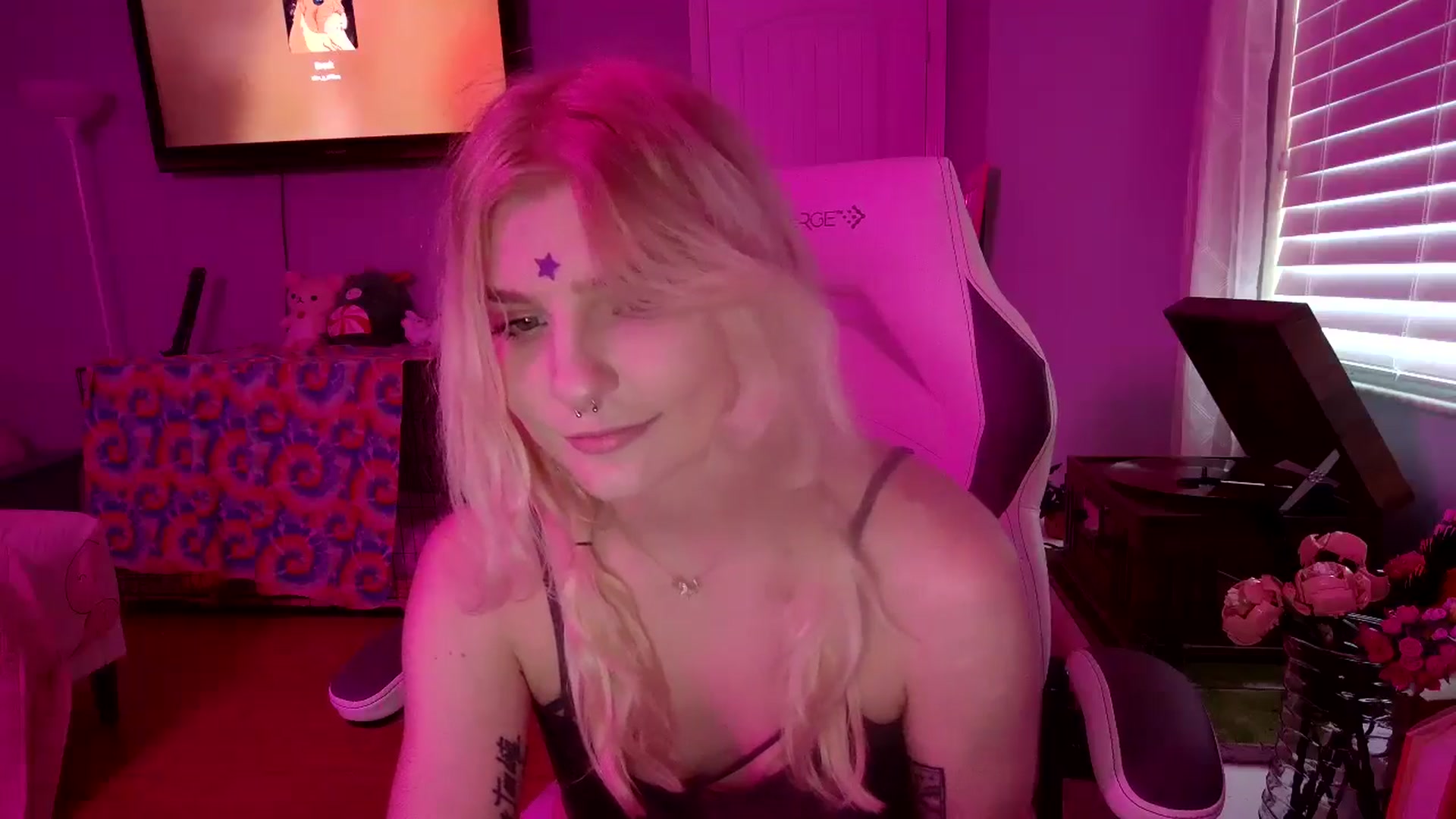 Gallery image thumbnail from DuckChan0's myfreecams stream on, 01/04/2025, 19:40 image 13 of 20