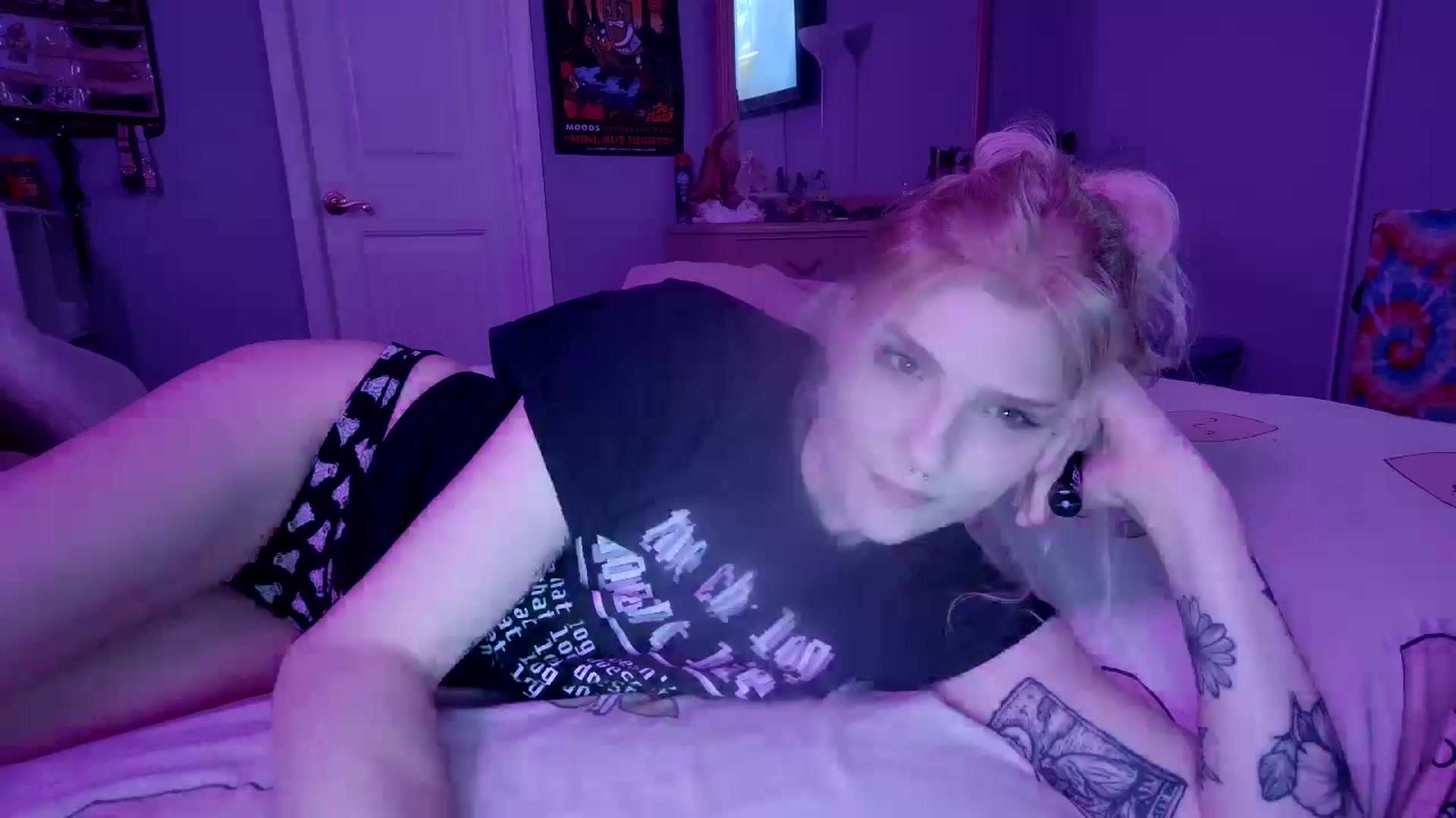 Gallery image thumbnail from DuckChan0's myfreecams stream on, 01/05/2025, 24:52 image 18 of 20