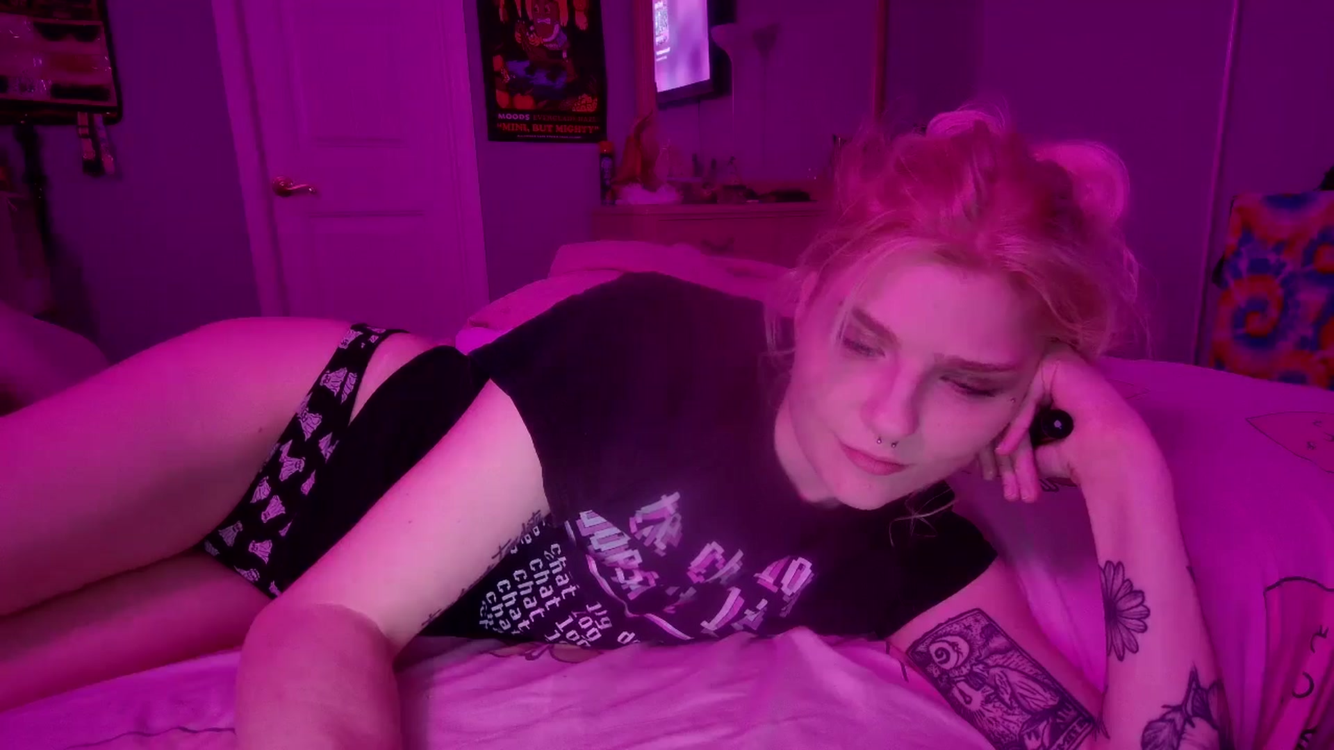 Gallery image thumbnail from DuckChan0's myfreecams stream on, 01/05/2025, 24:52 image 20 of 20