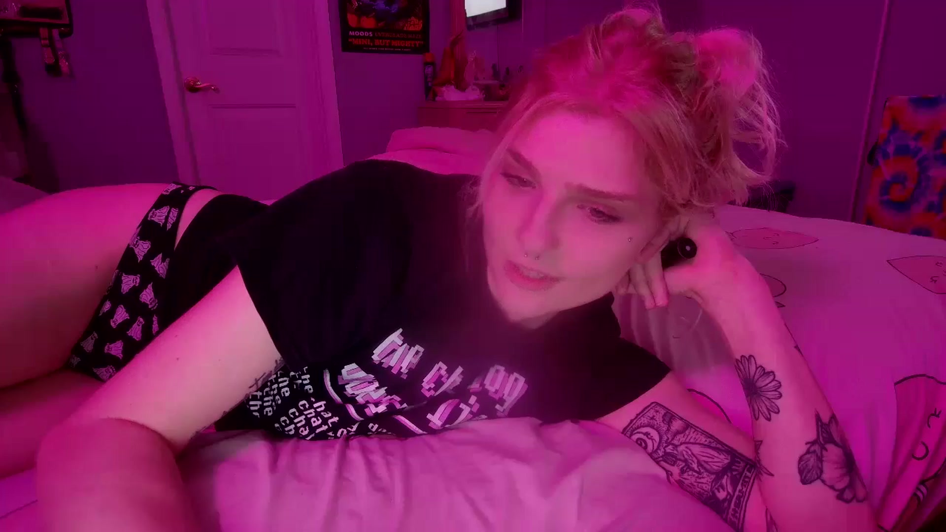 Gallery image thumbnail from DuckChan0's myfreecams stream on, 01/05/2025, 24:52 image 14 of 20