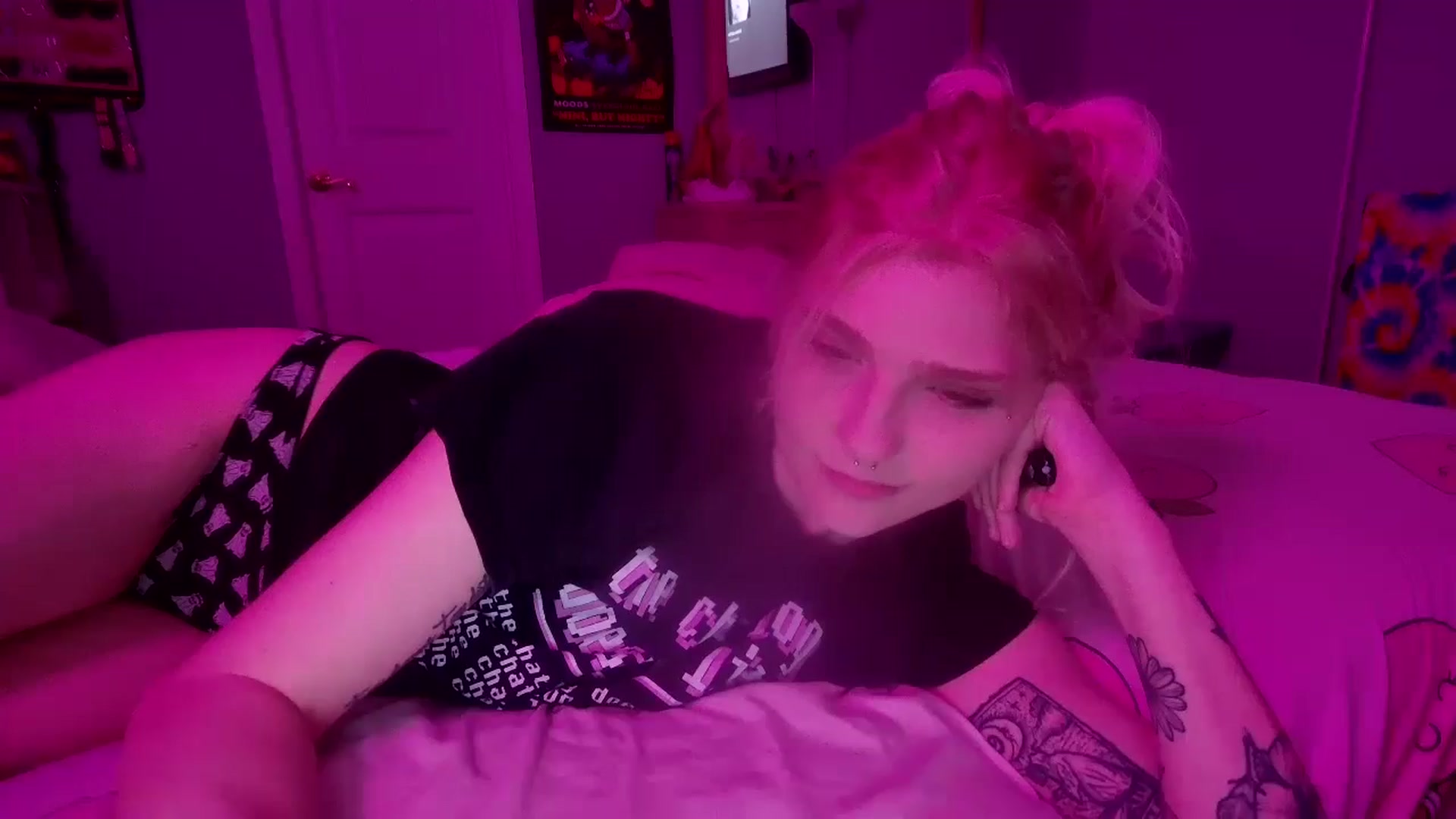 Gallery image thumbnail from DuckChan0's myfreecams stream on, 01/05/2025, 24:52 image 15 of 20
