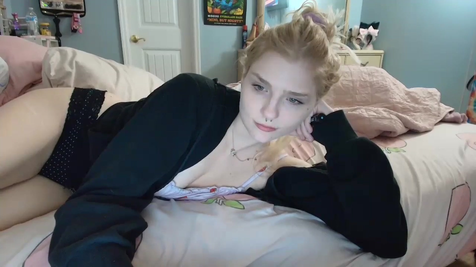 Gallery image thumbnail from DuckChan0's myfreecams stream on, 01/05/2025, 23:31 image 13 of 20